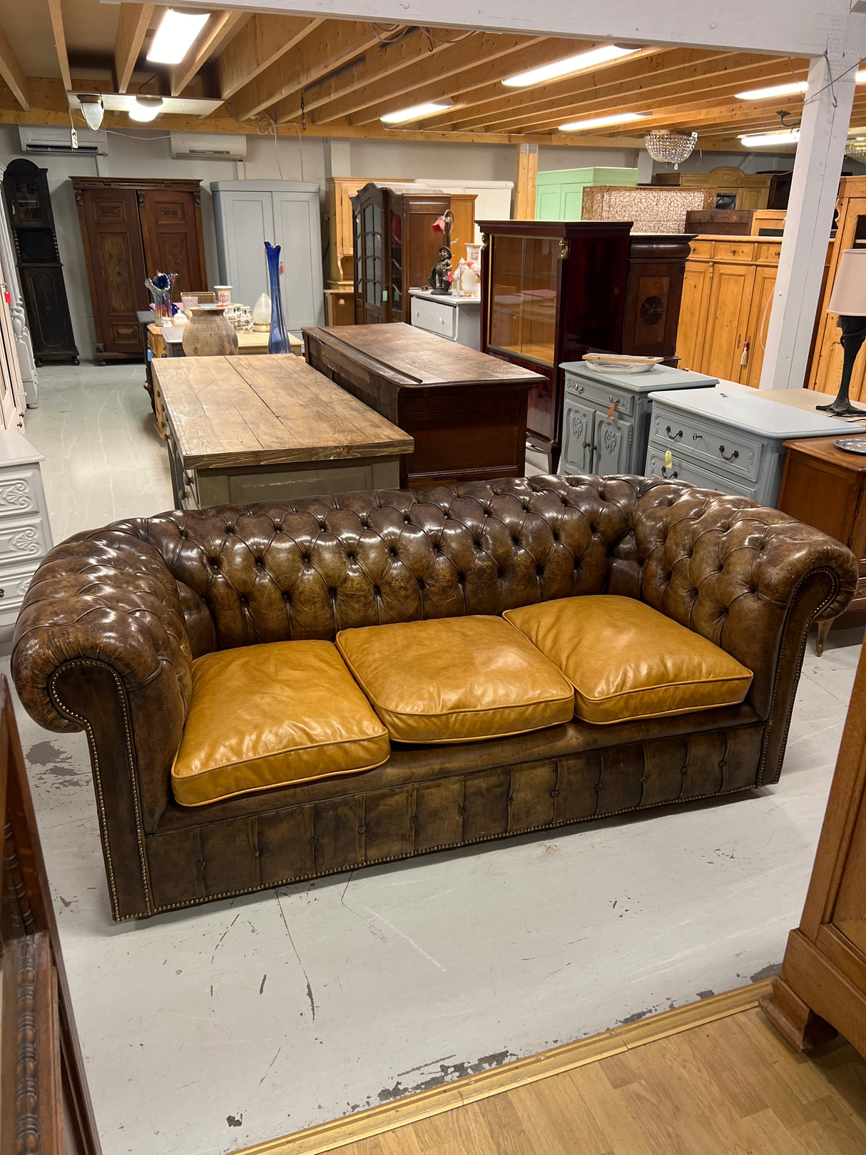 Chesterfield 3-seater sofa L.210cm, D.90cm and H.78cm.