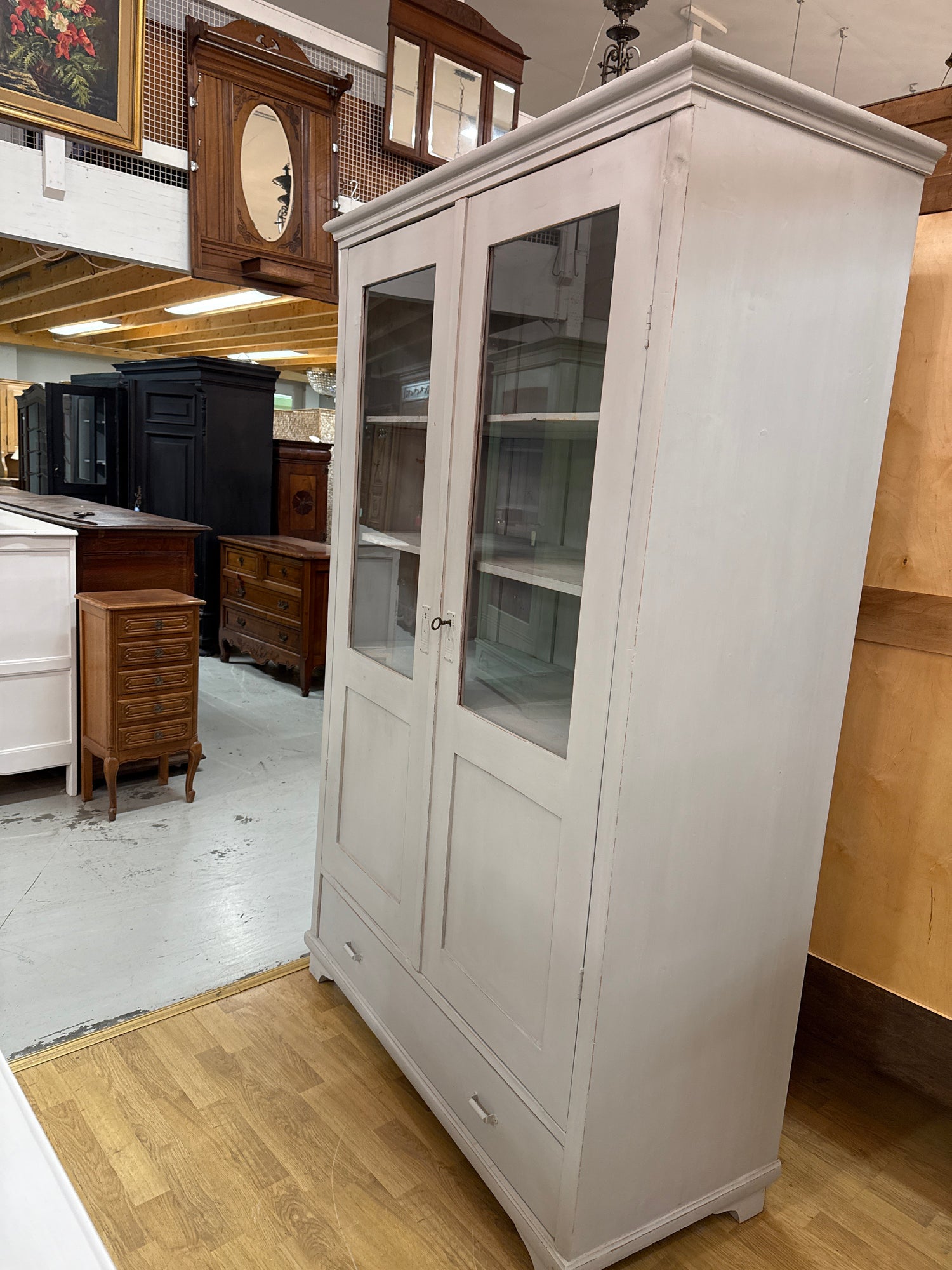 Vaaleanharmaa vitriinikaappi L.120cm, S.53cm, K.189cm