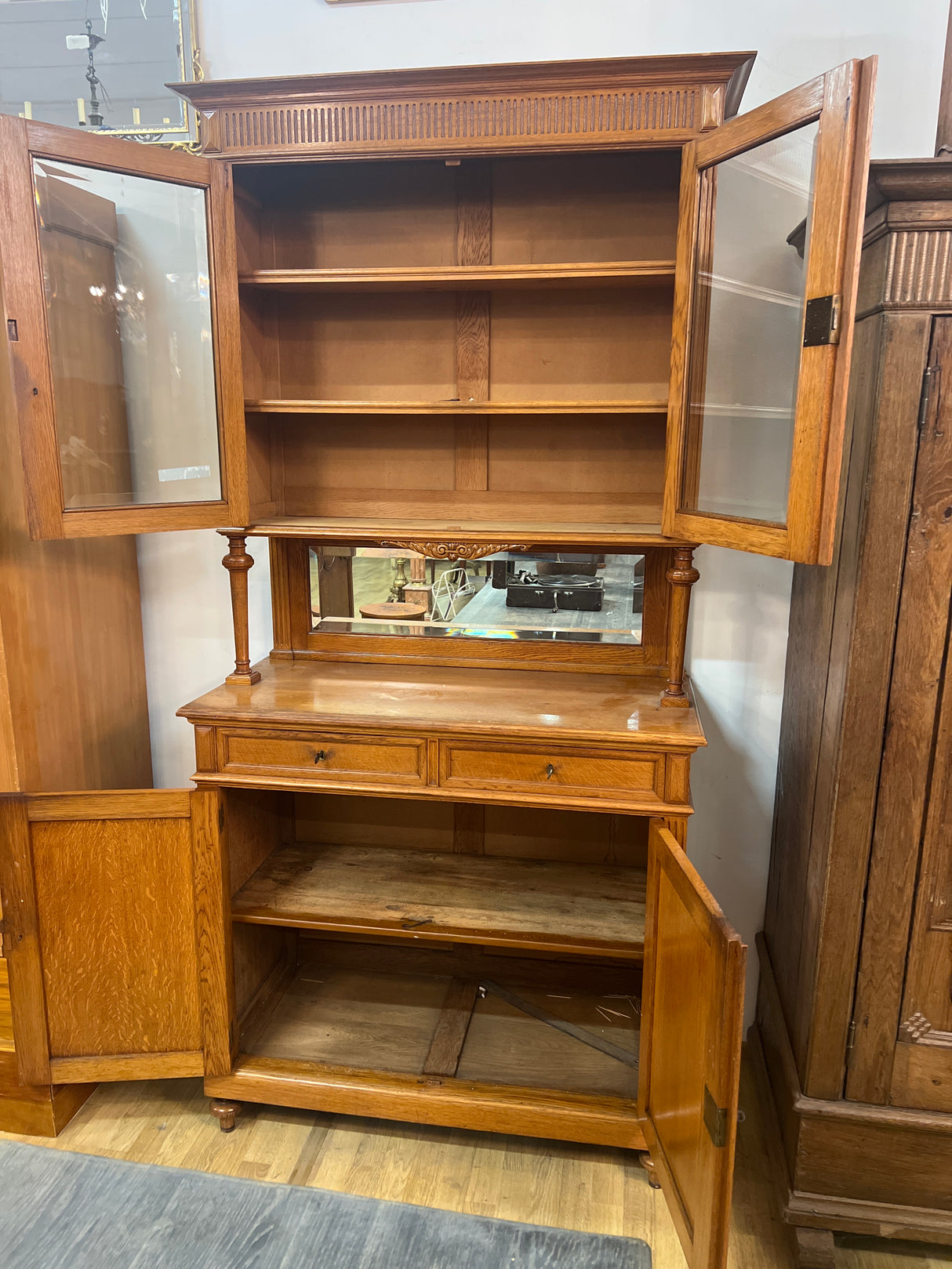 Astiakaappi L. 105cm, S. 49cm ja K. 219cm