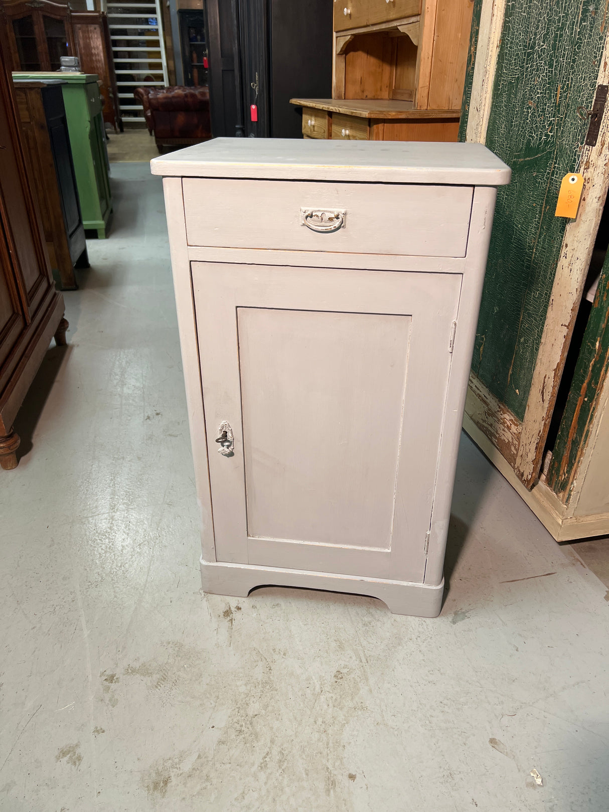 Pieni talonpoikais lipasto L. 45cm, S. 40,5cm ja K. 88cm.