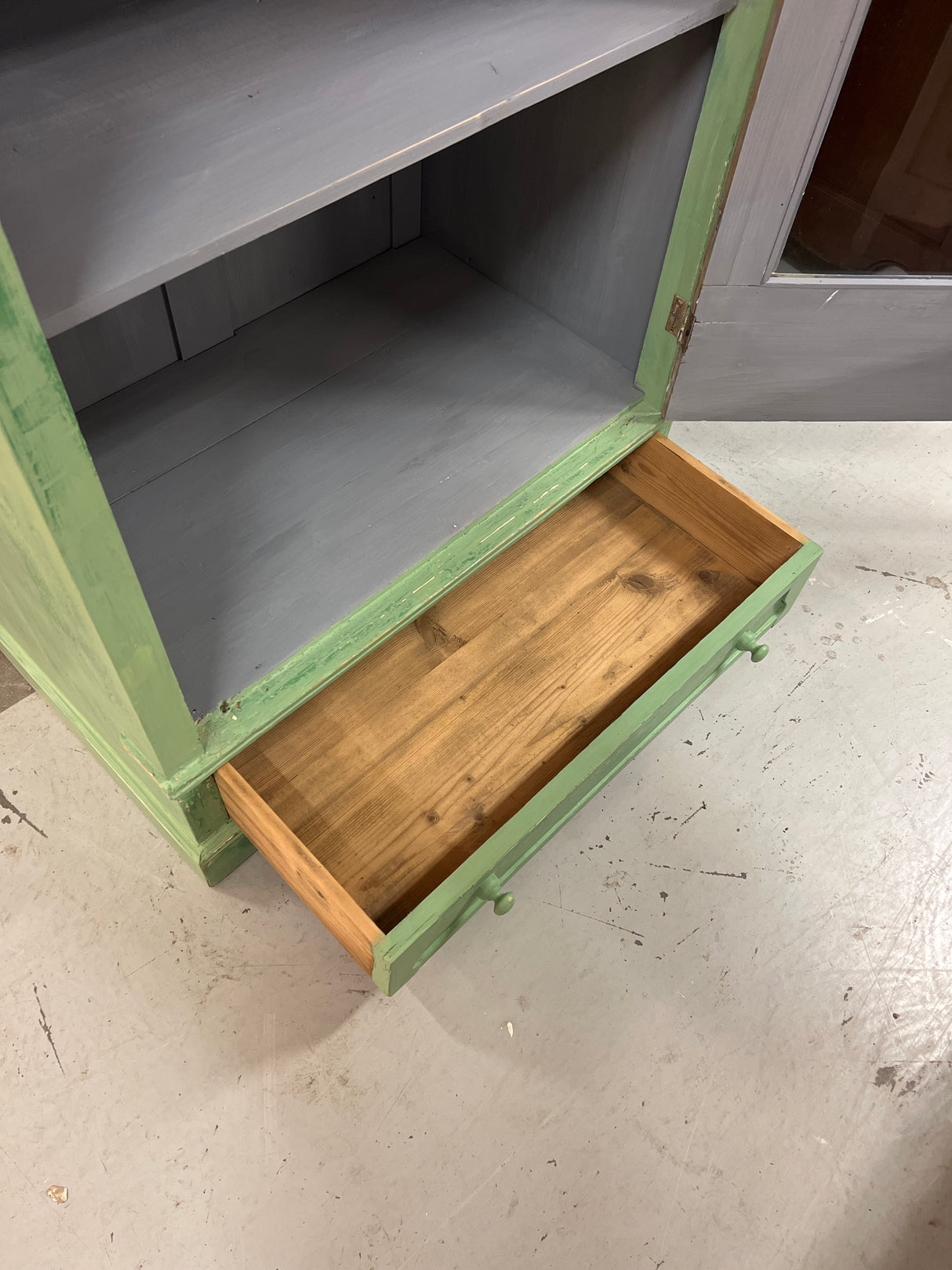 Vitriinikaappi L. 107cm, S. 64,5cm ja K. 205cm