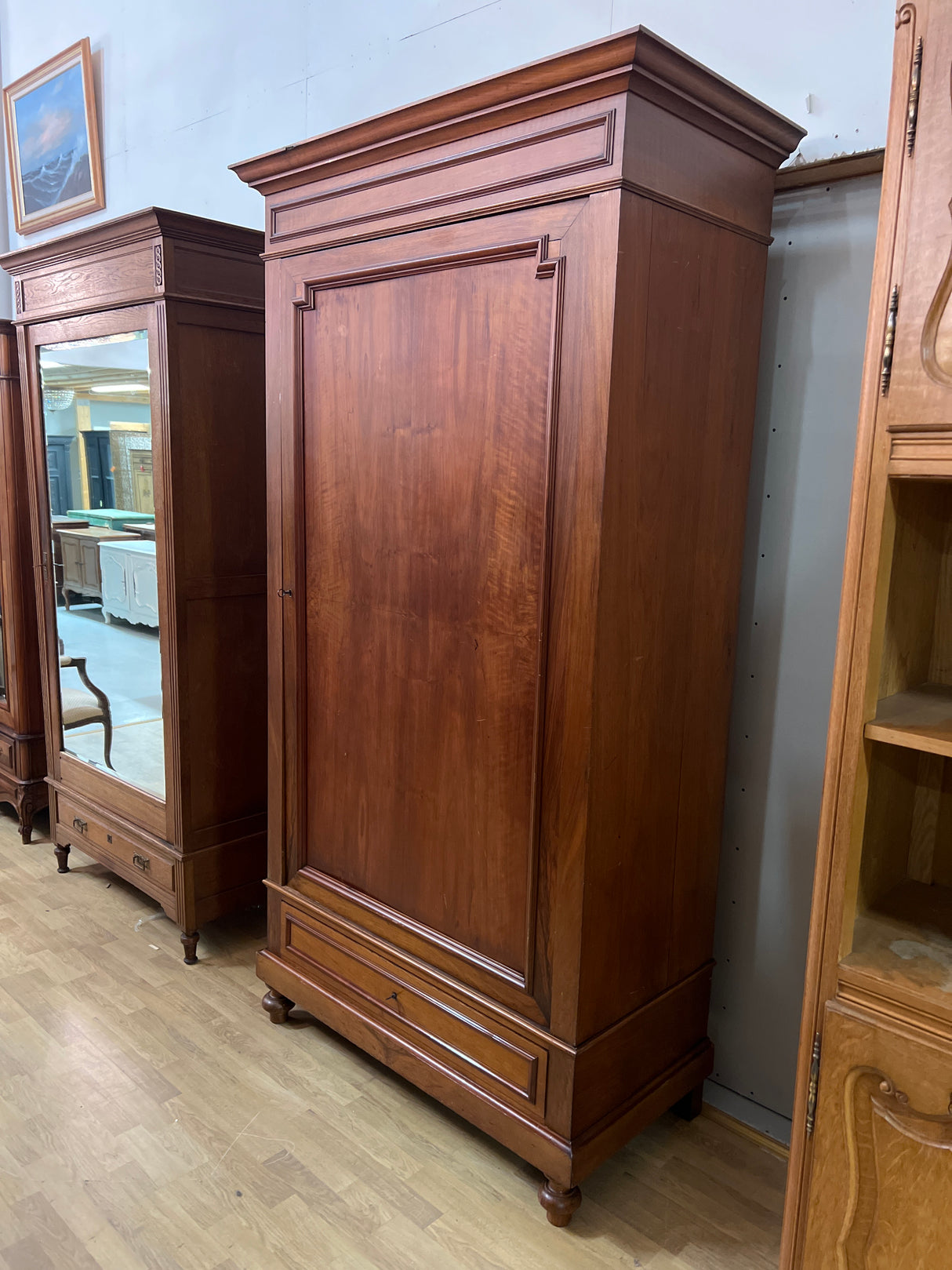 Kaunis yksiovinen mahonki vaatekaappi L. 122cm, S. 60cm ja K. 228cm.