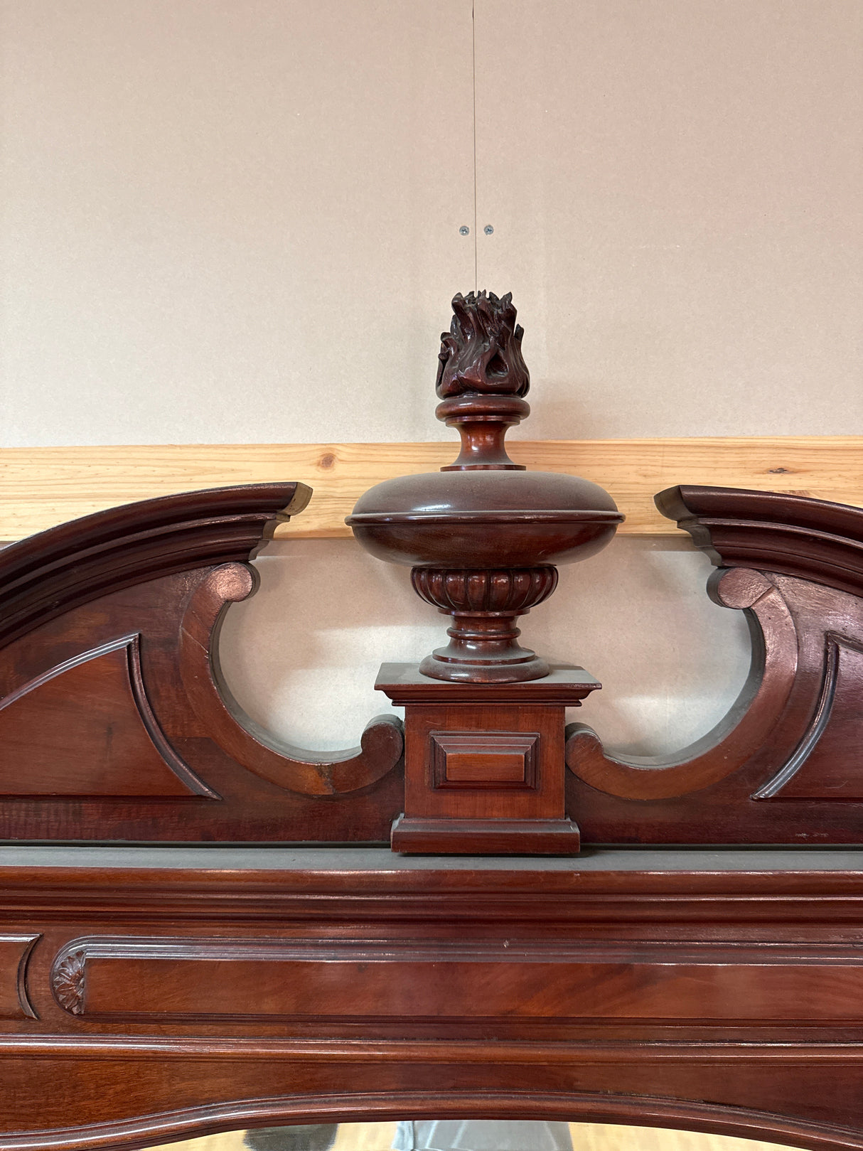 Erittäin kaunis empire-peili