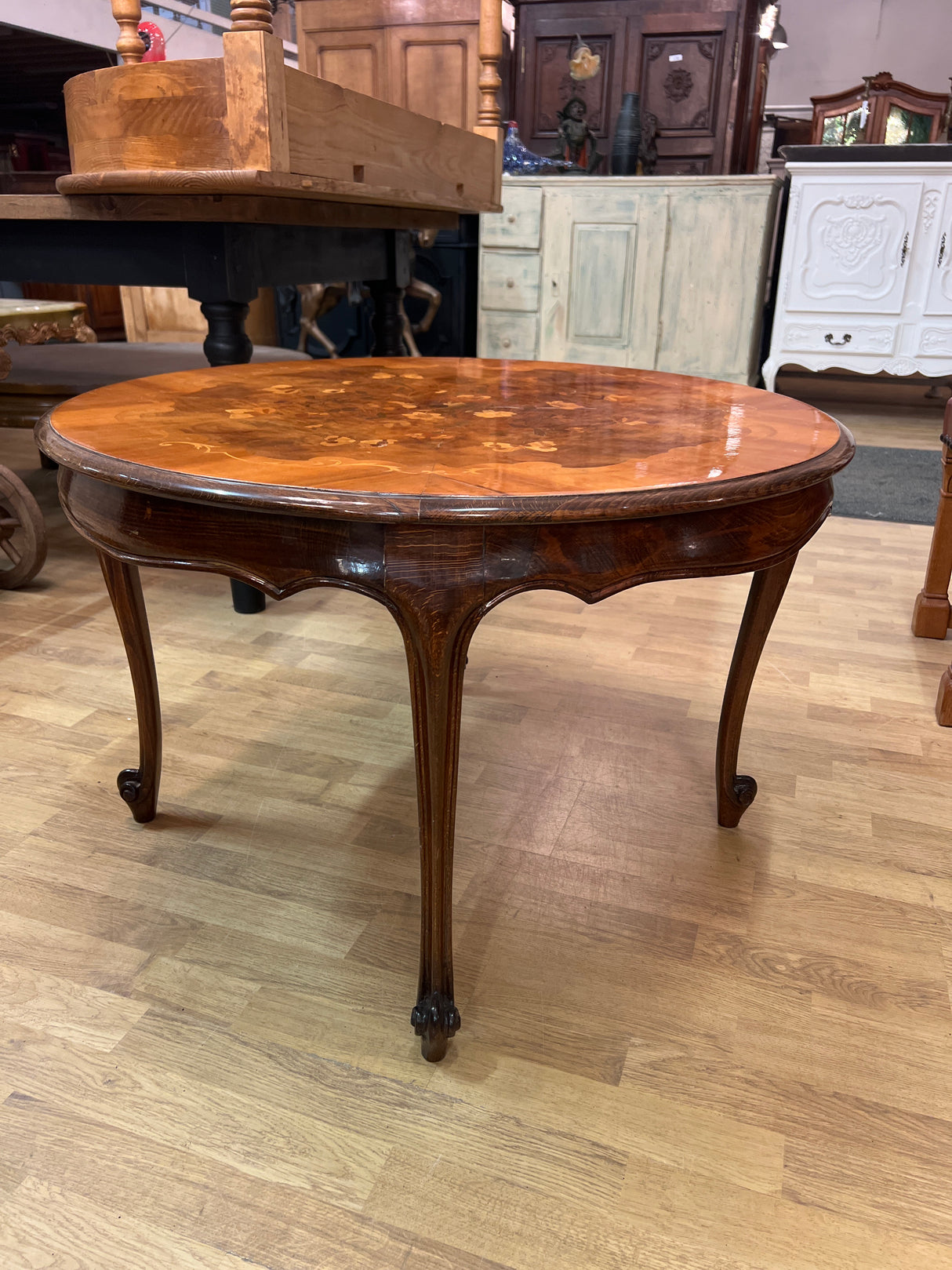 Round rococo coffee table, diameter 85cm and height 55cm.