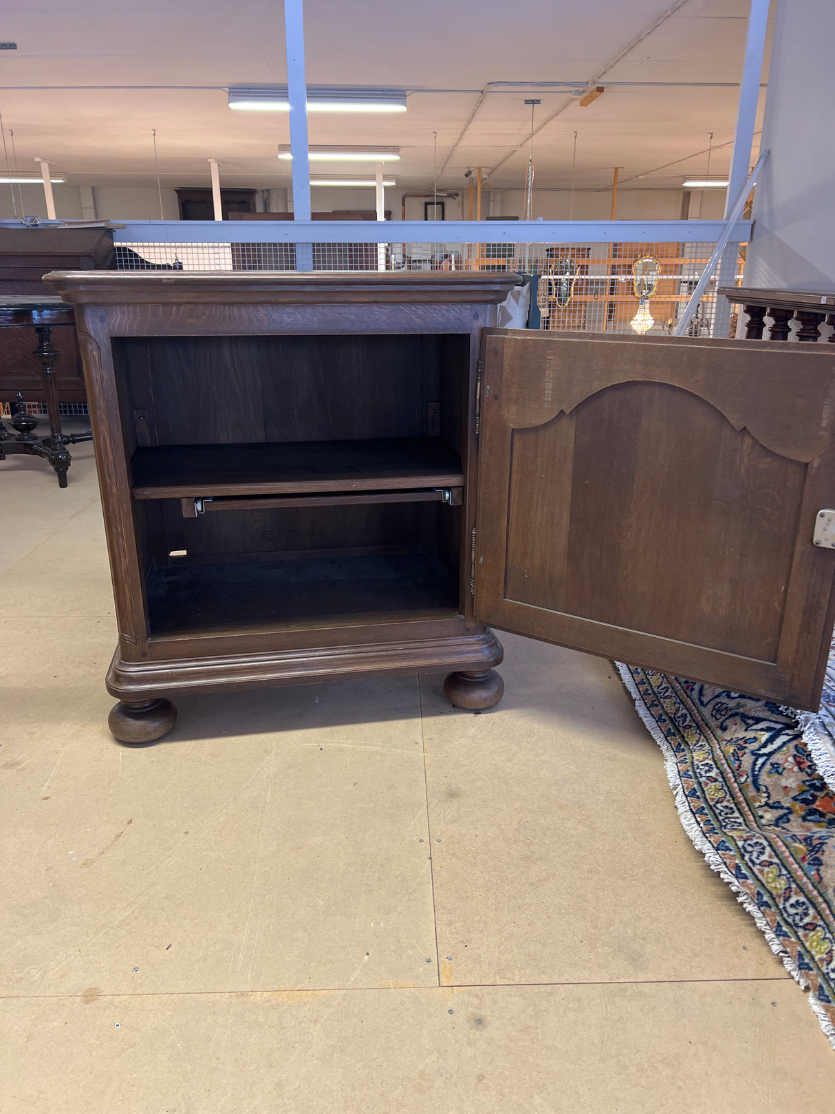 Tamminen mini barokkikaappi. L. 79,5cm, S. 52cm ja K. 84,5cm.