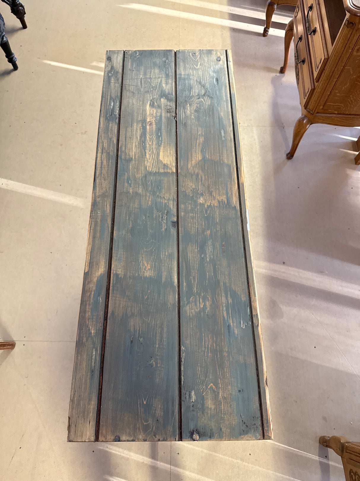 Upea metallijalkainen sivupöytä/ pöytä P.112cm L.41cm, K.74cm