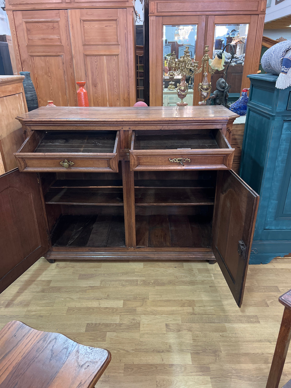 Upea tamminen barokki senkki L. 145,5cm, S. 57cm ja K. 112cm.