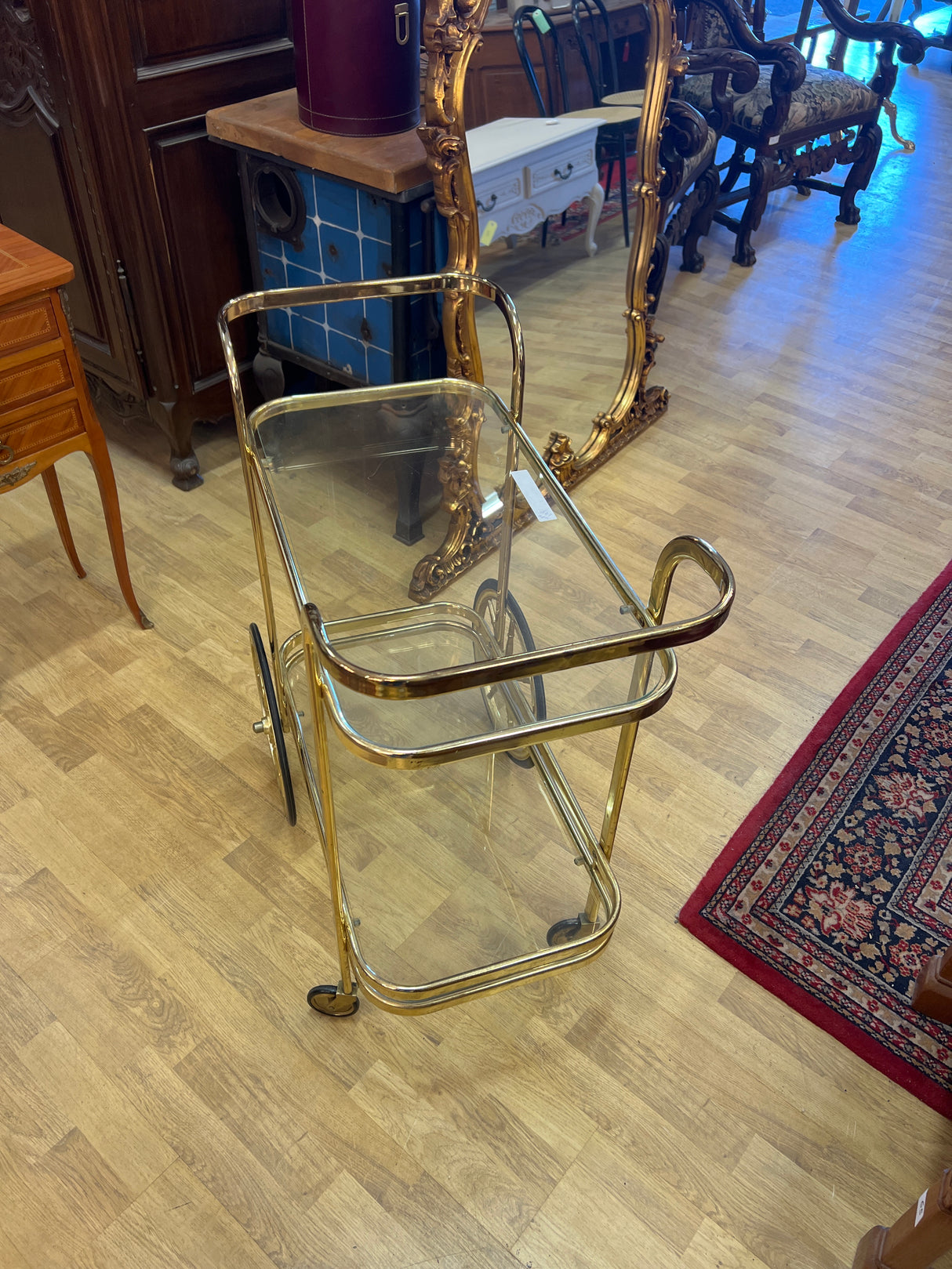 Messinkinen tarjoiluvaunu L. 75,5cm, S. 38,5cm ja K. 81,5cm