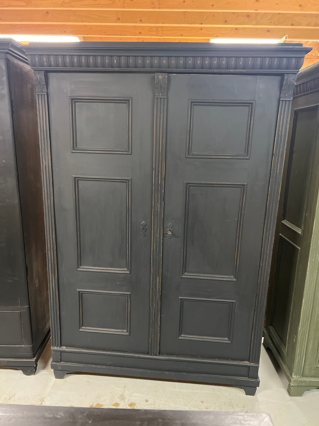 Black wardrobe W. 124.5cm, D. 55cm and H. 178cm
