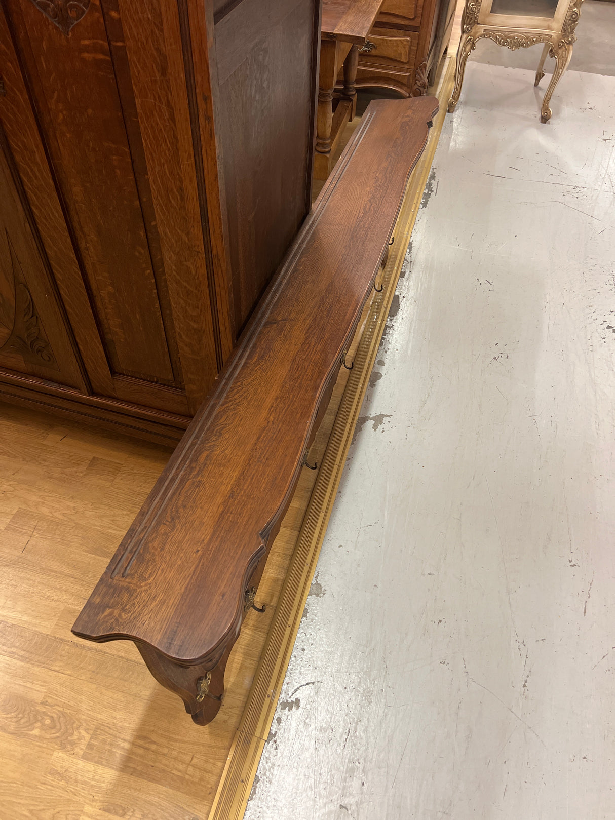 Tamminen seinänaulakko L. 175cm, S. 22cm ja K. 51cm