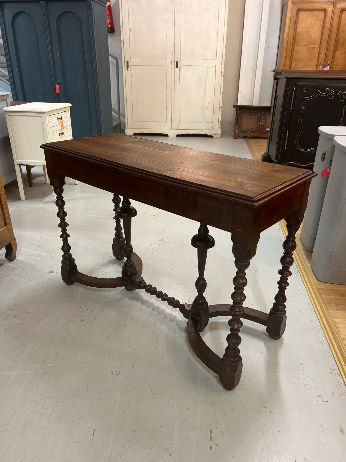 Kierrebarokki siivupöytä L. 112cm, S. 43,5cm ja K. 76cm.