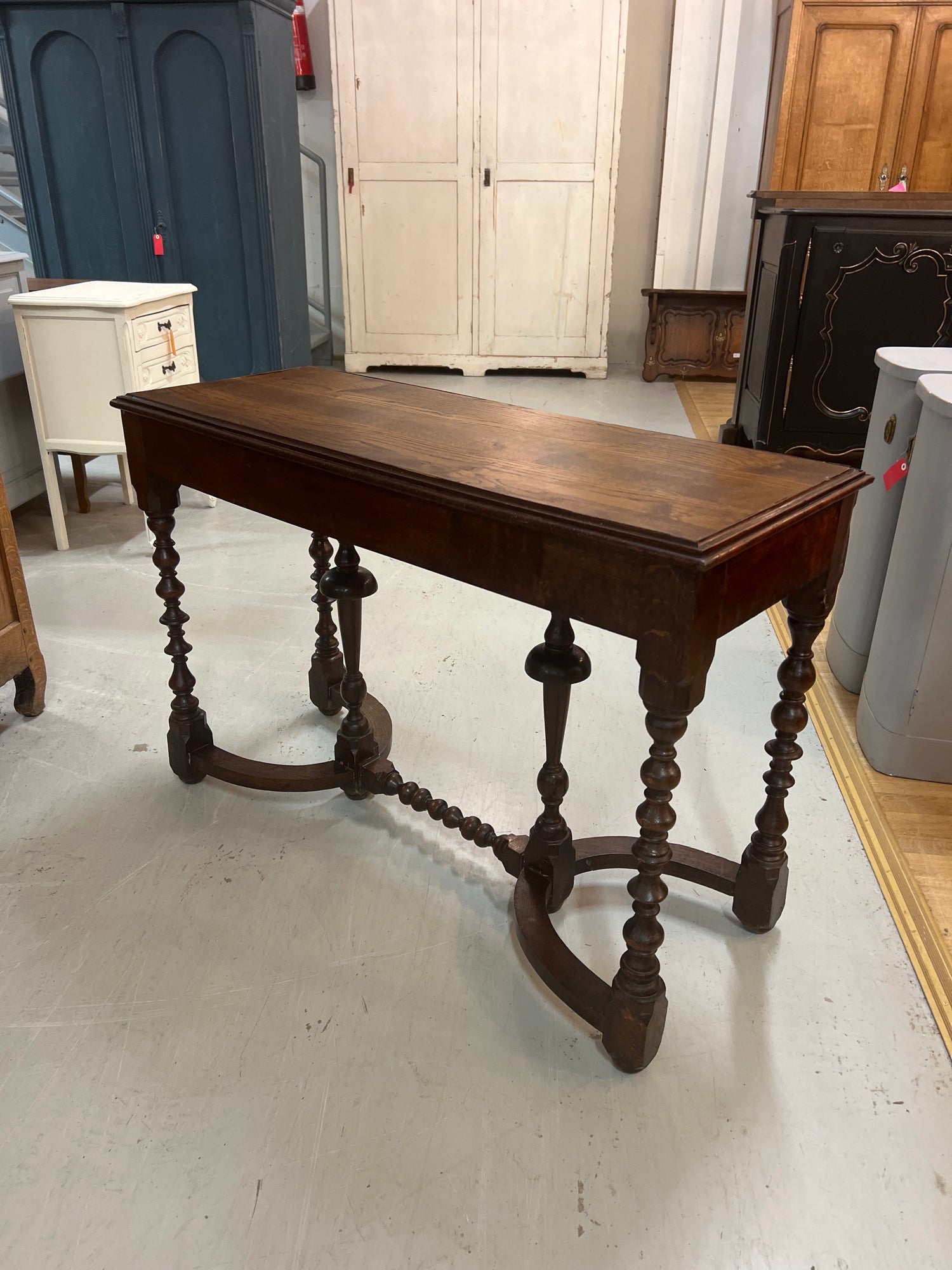 Kierrebarokki siivupöytä L. 112cm, S. 43,5cm ja K. 76cm.