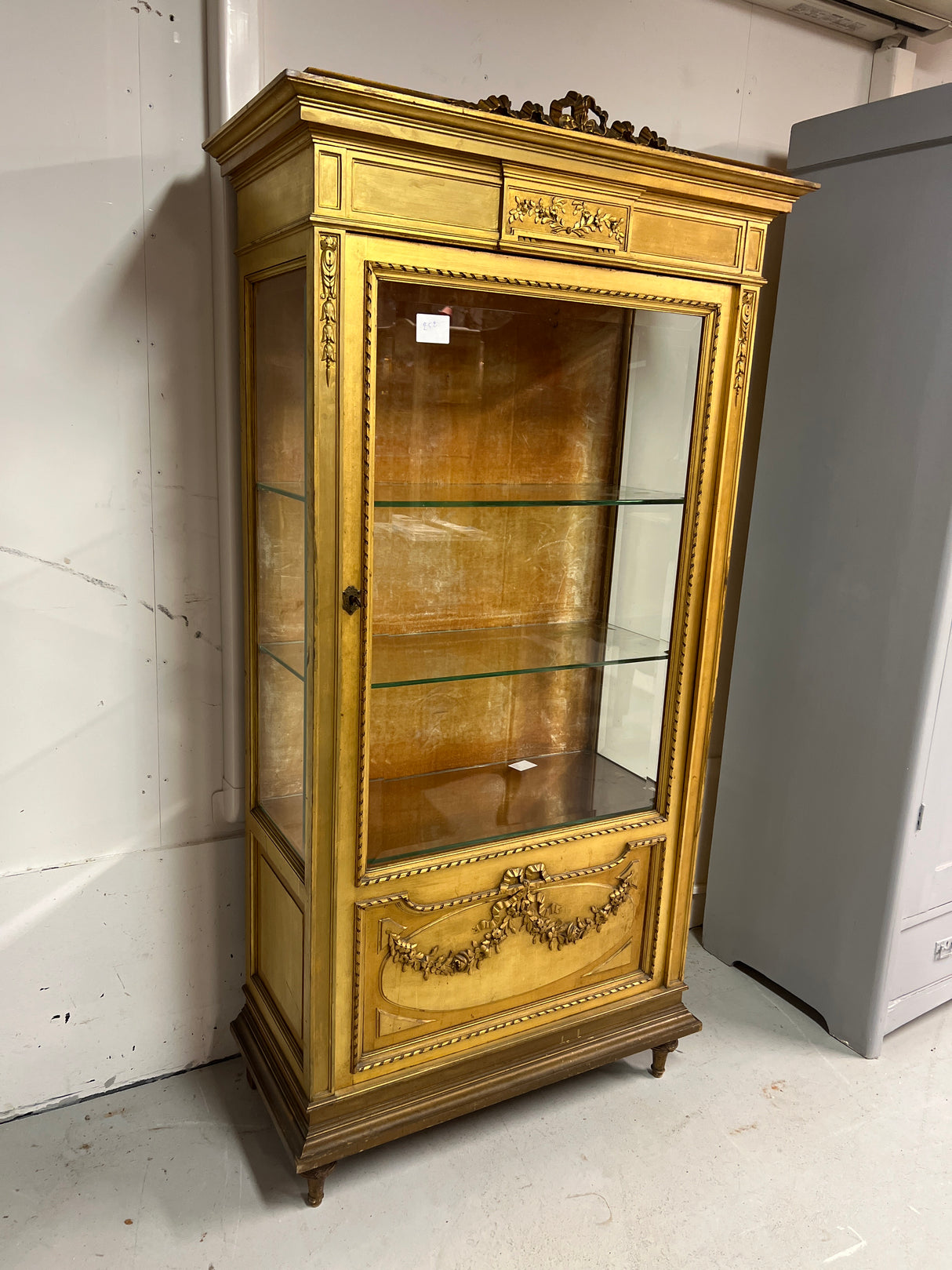 Empire vitriinikaappi L. 86cm, S. 40,5cm ja K. 169cm.