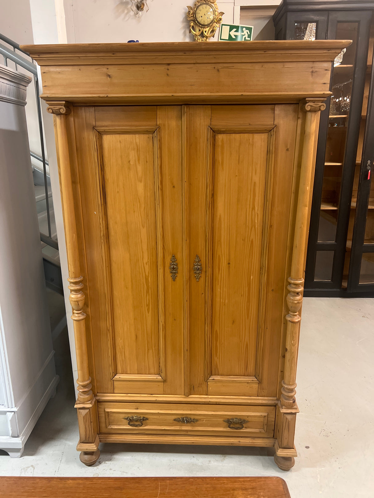 Kaunis talonpoikais vaatekaappi L. 109cm, S. 60cm ja K. 180cm