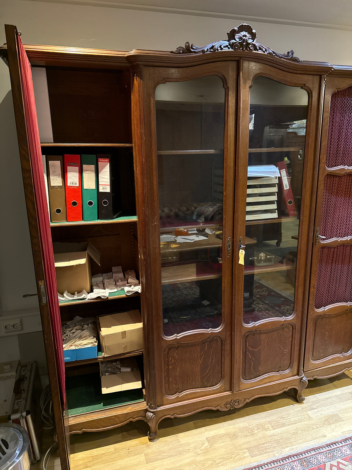 Rokokoo kirja/astiakaappi L.206cm, S.46cm, K.212