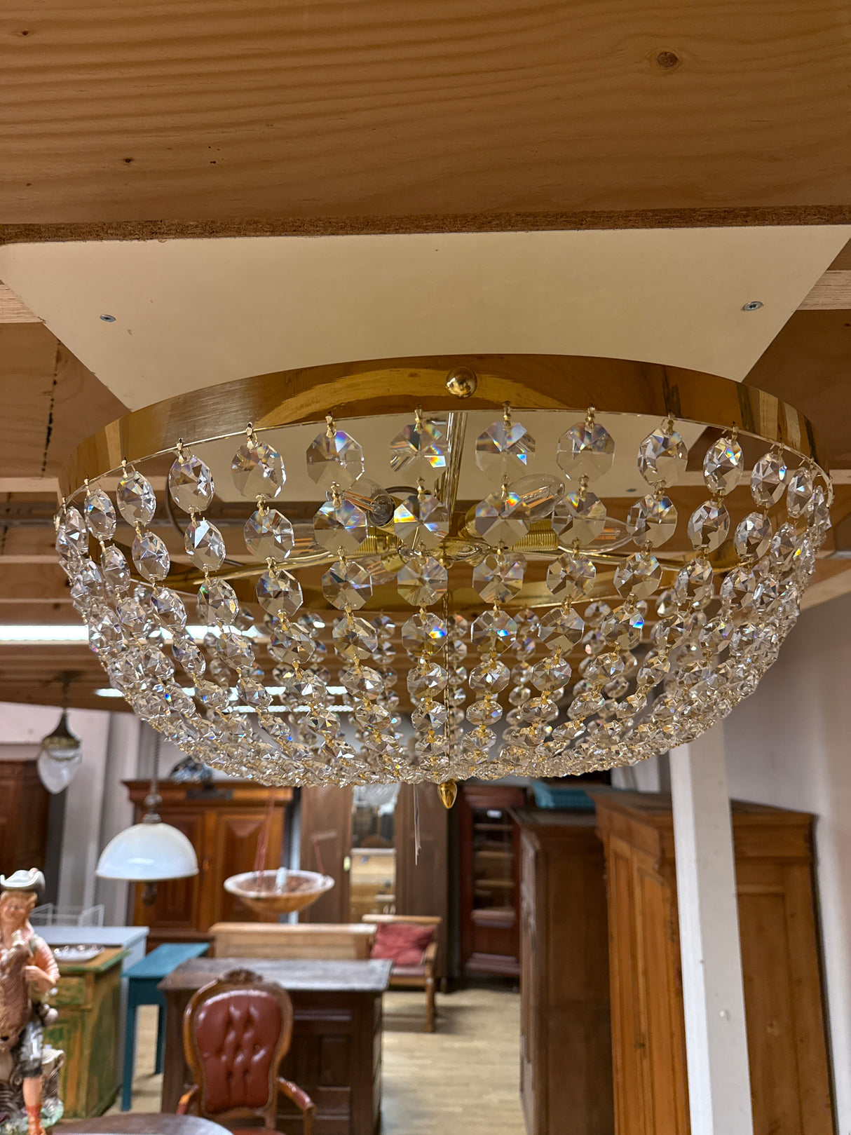 Kaunis plafondi kiillotetulla messinkirungolla