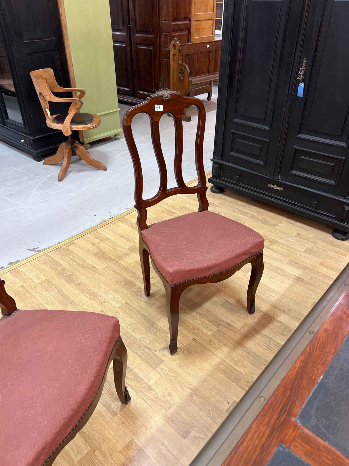 Upea ranskalainen toimiston kokonaisuus. Kirjoituspöytä, johtajan tuoli, asiakas tuoli x2 ja kirjakaappi😍