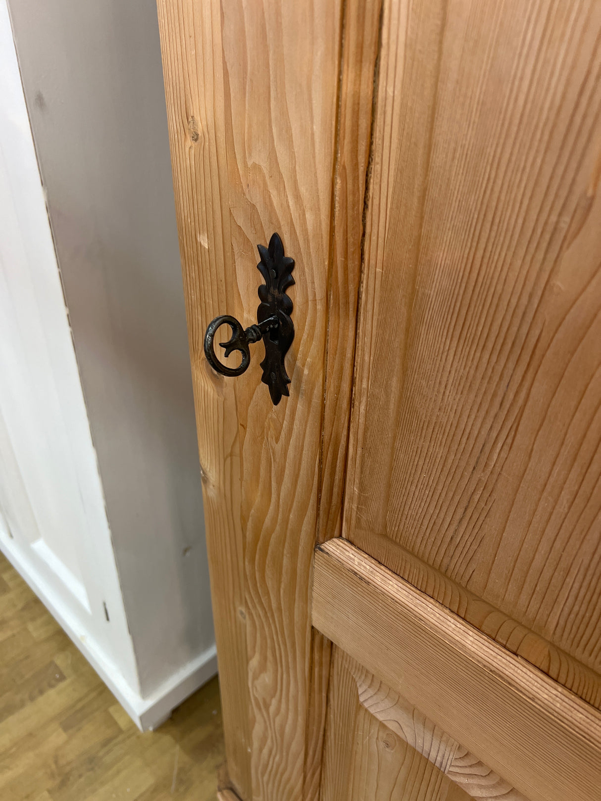 Kaunis talonpoikais vaatekaappi L. 112cm, S. 61cm ja K. 211cm