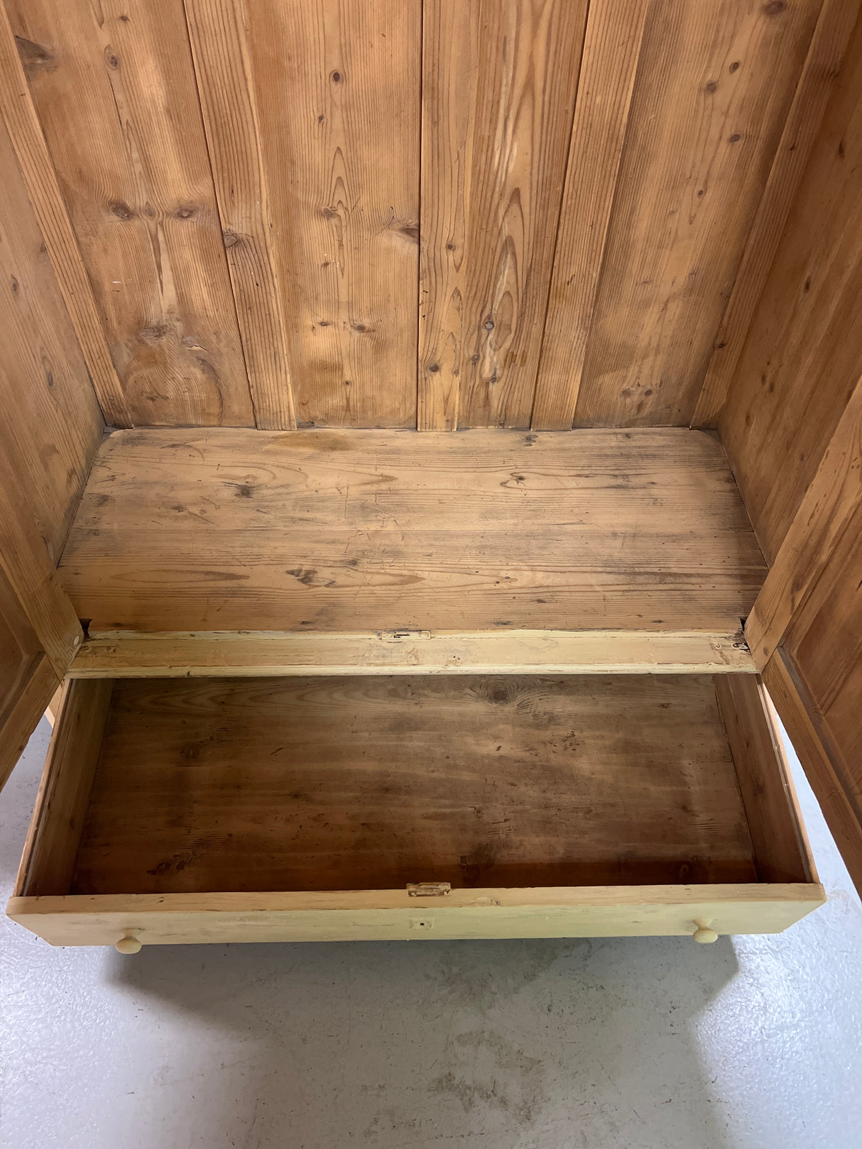 Kellertävä vaatekaappi 1910-luvulta L. 113,5cm, S. 53cm ja K. 194cm.