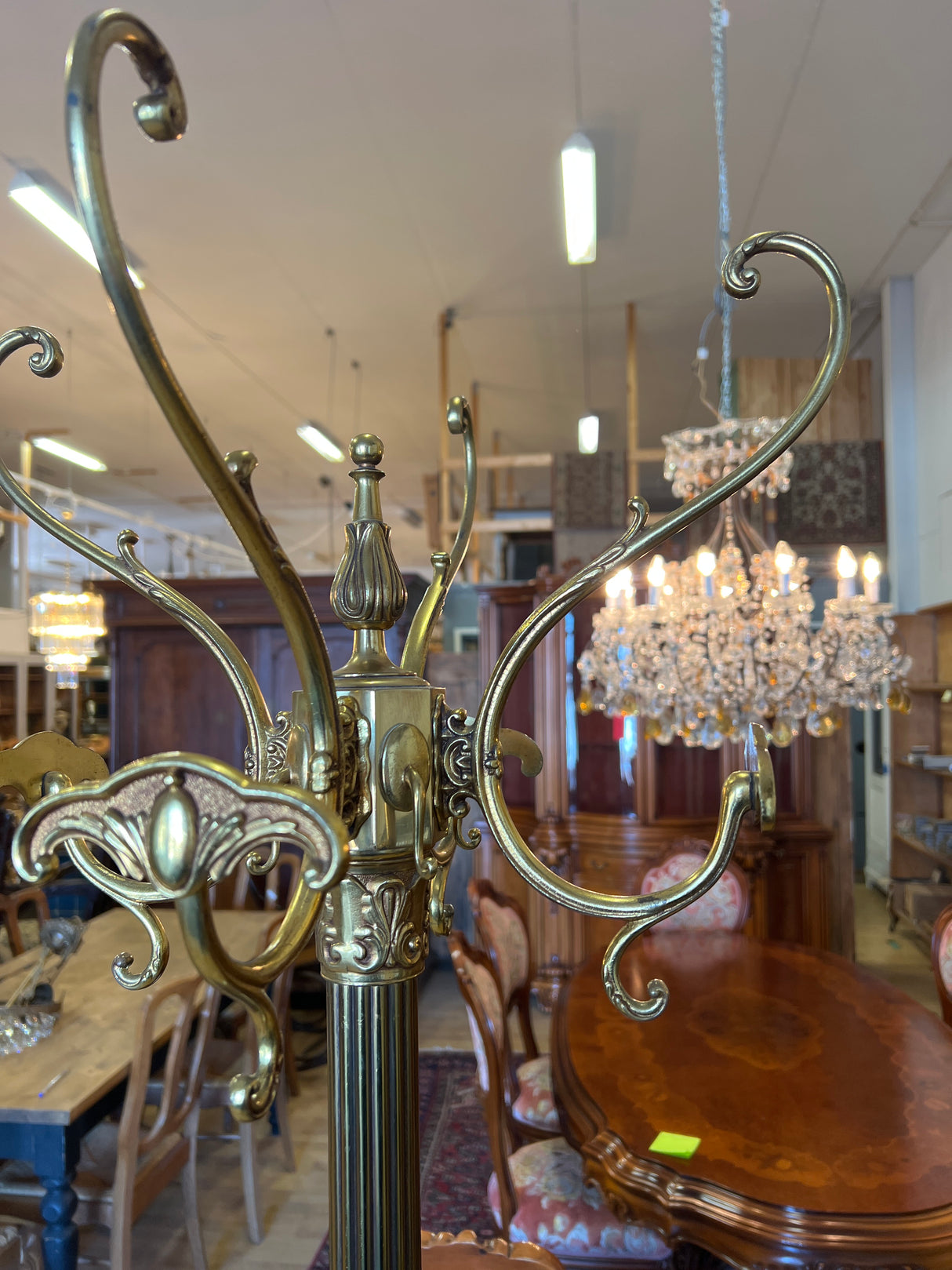 Pronssia, messinkiä ja marmoria oleva pystynaulakko K. 185cm