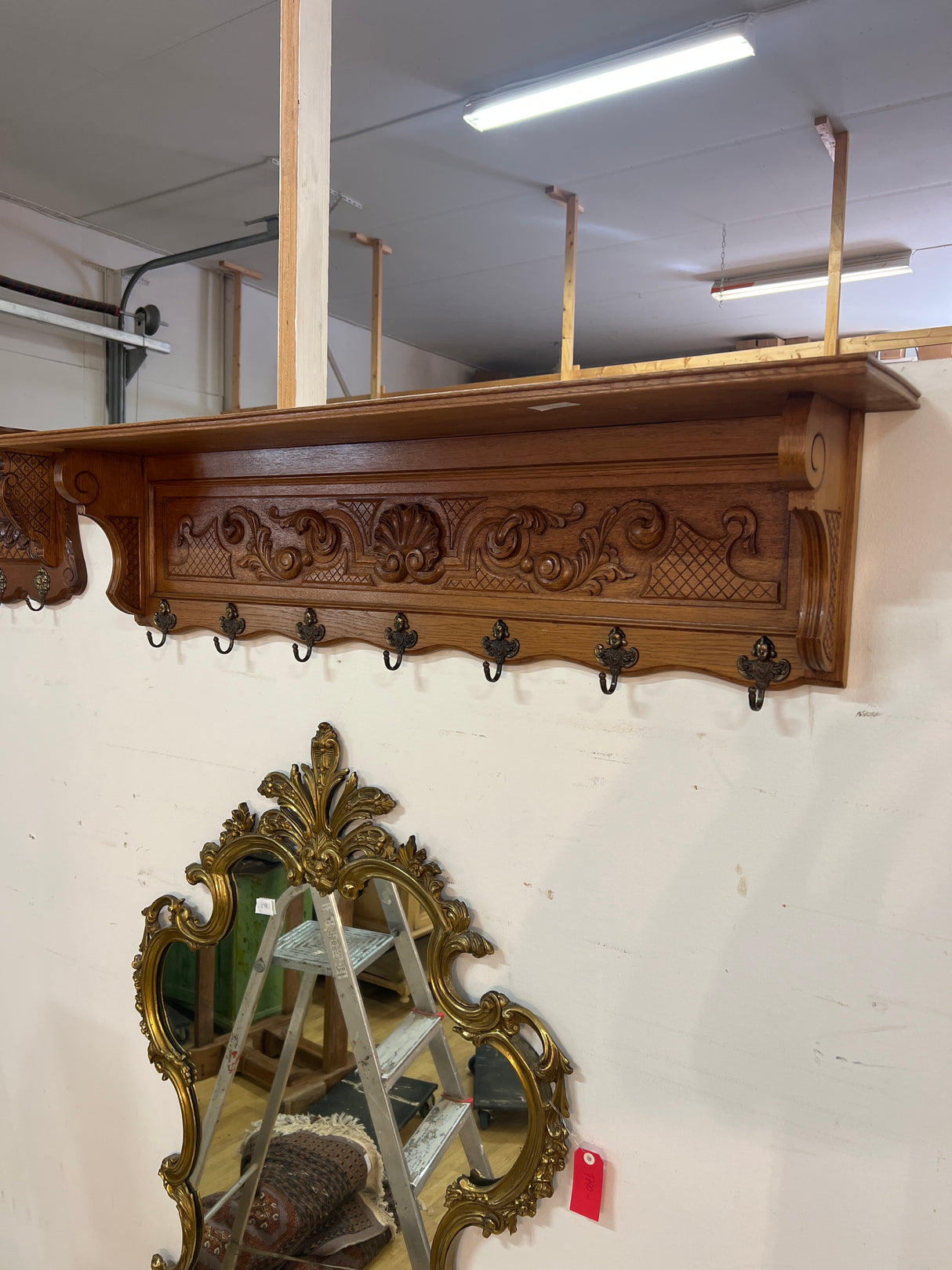 Seinänaulakko L. 125cm, S. 23cm ja K. 32cm.