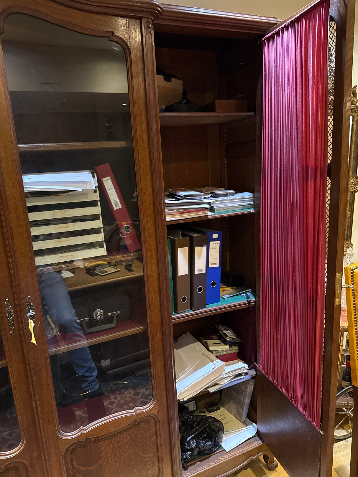 Rokokoo kirja/astiakaappi L.206cm, S.46cm, K.212