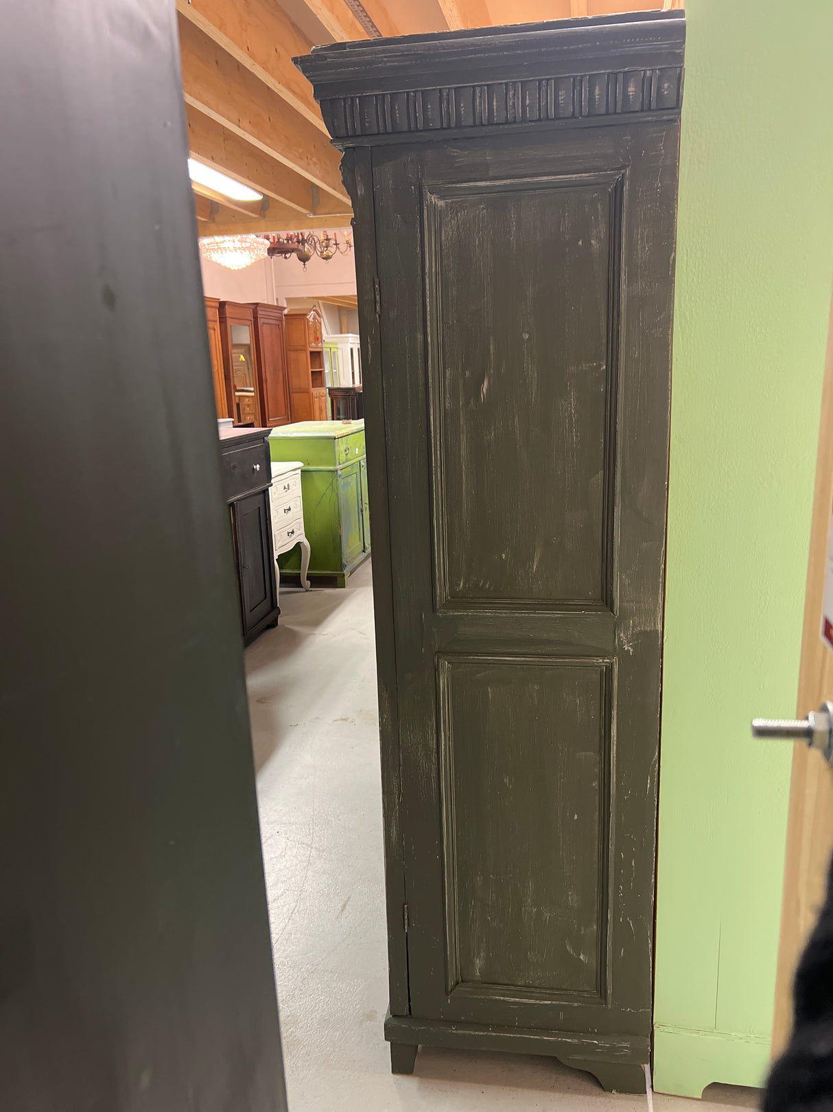 Vihreä vaatekaappi L. 123,5cm, S. 53,5cm ja K. 175,5cm