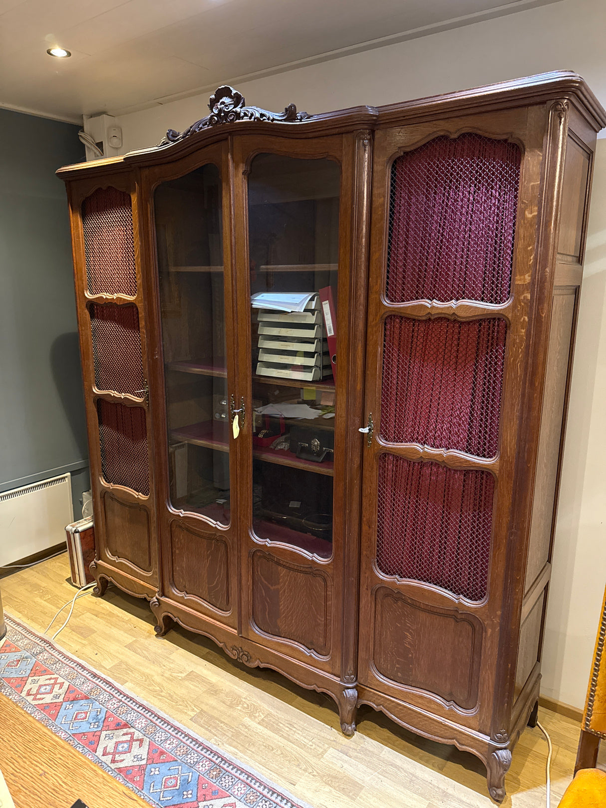 Rokokoo kirja/astiakaappi L.206cm, S.46cm, K.212