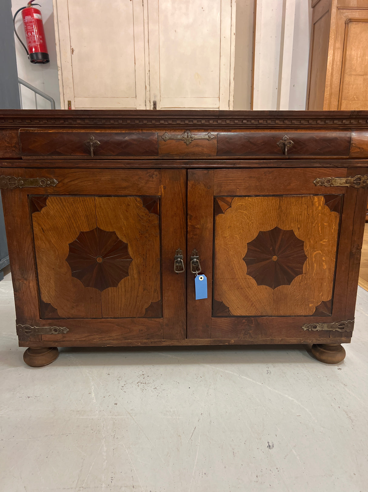 Beautiful small sideboard from the late 19th century. L. 114.5cm, D. 46cm and H. 78.5cm