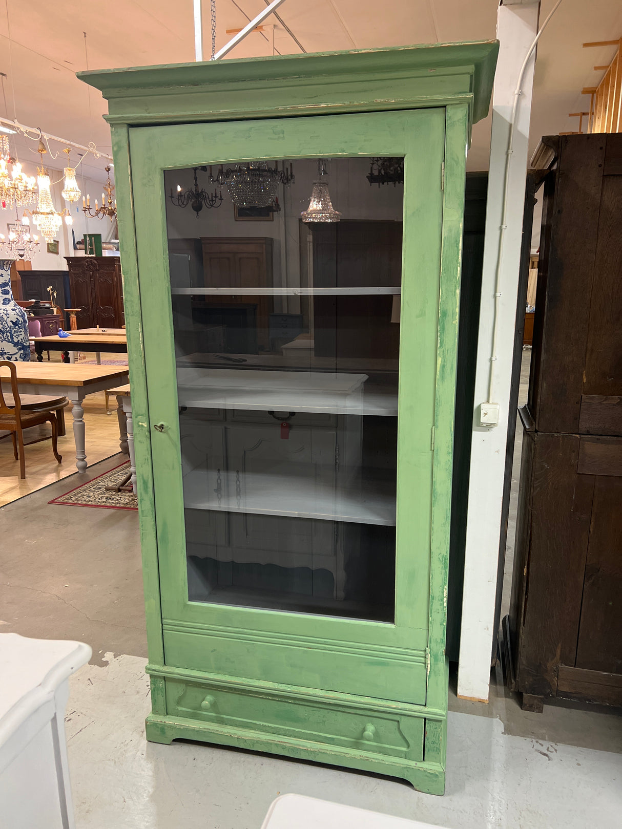 Vitriinikaappi L. 107cm, S. 64,5cm ja K. 205cm