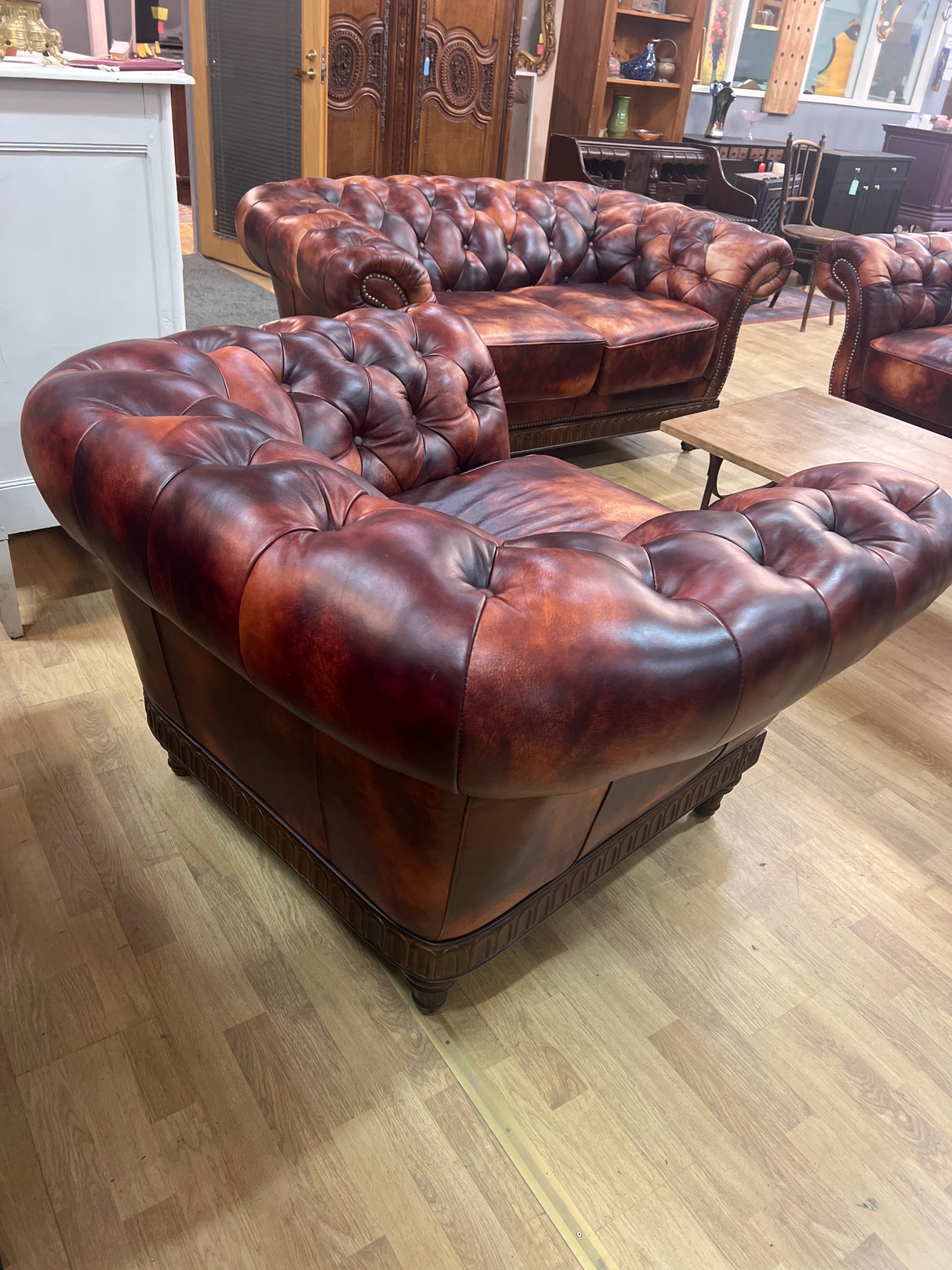 Huikean hieno Chesterfield sohvakalusto 3+2+1 istuttavat sohvat!