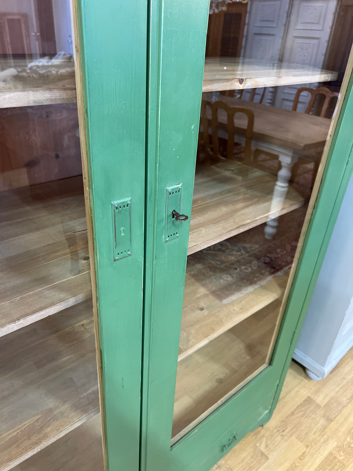 Vitriinikaappi L. 132,5cm, S. 55cm ja K. 205cm.