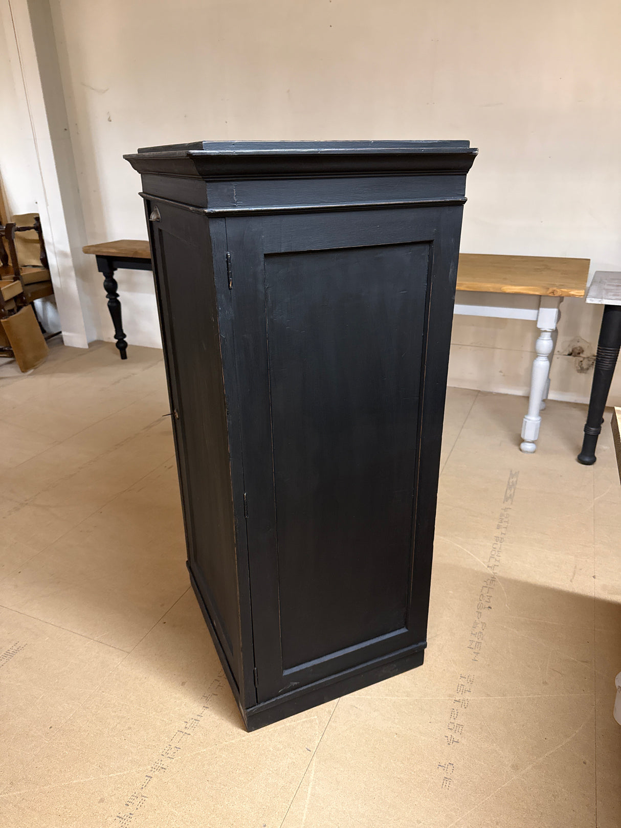 Musta pikkukaappi L.67cm, S.53.5cm, K.130cm