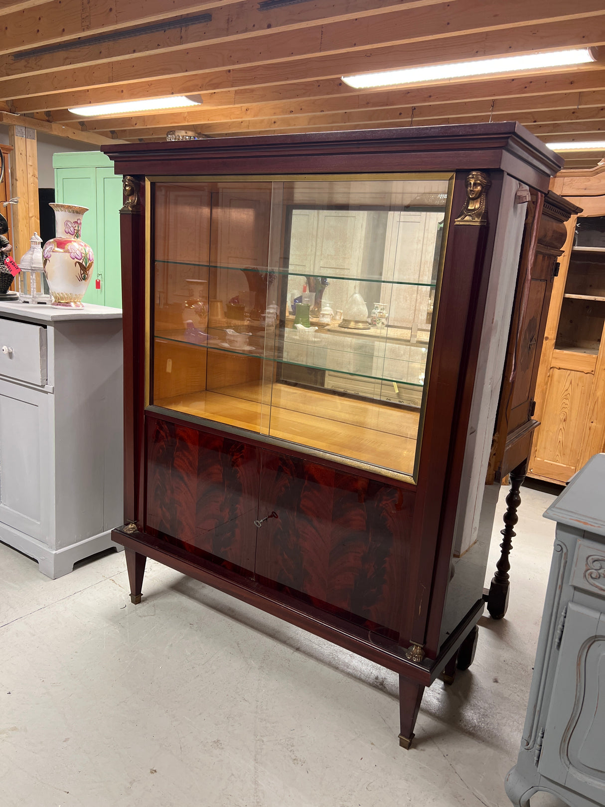 Empire display cabinet W.121.5cm, D.43.5cm and H.151.5cm.
