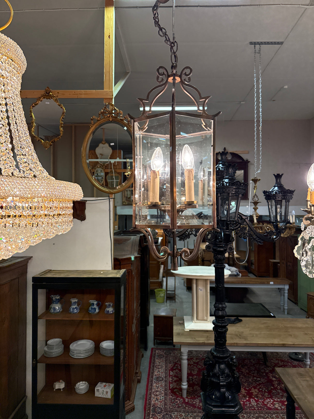 Upea aulakruunu fasettihiotuin lasein