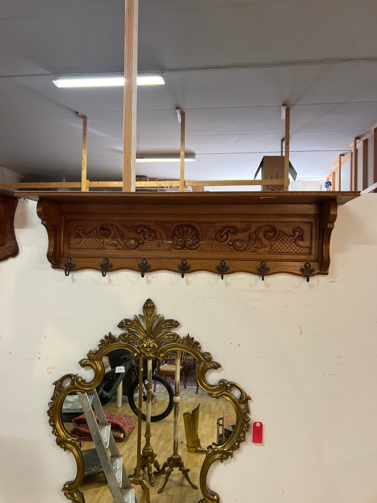 Seinänaulakko L. 125cm, S. 23cm ja K. 32cm.