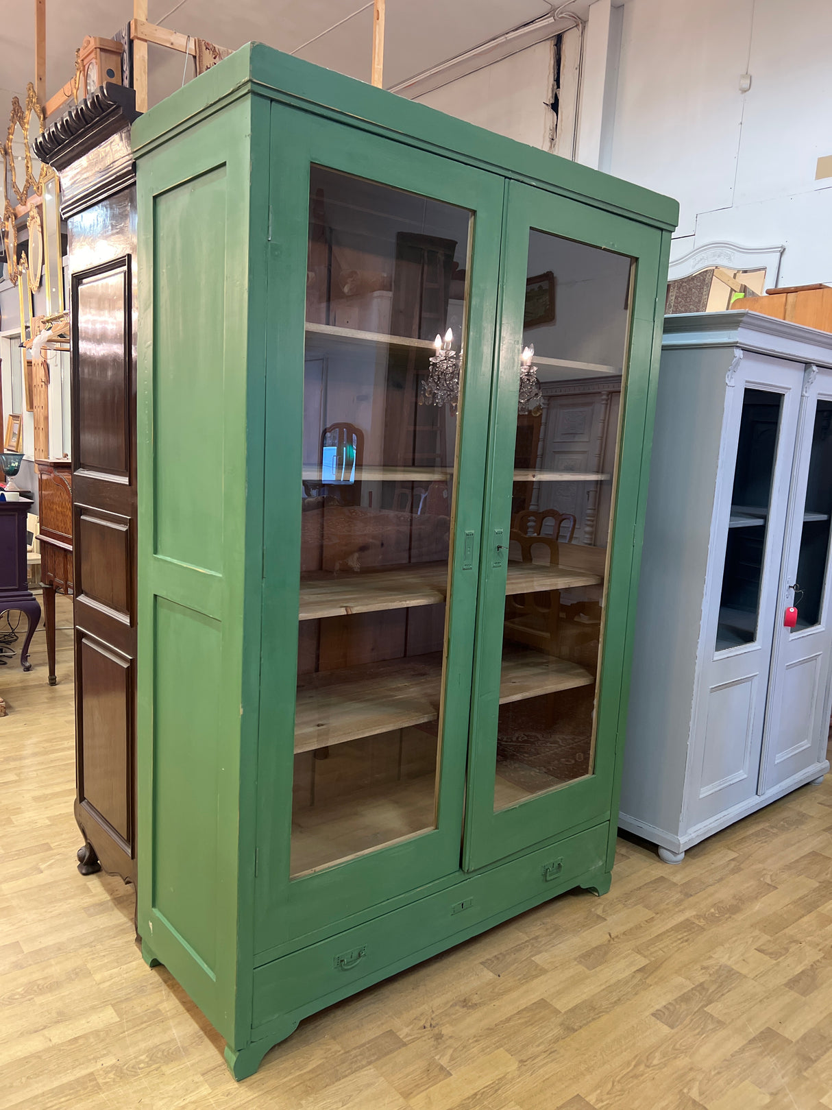 Vitriinikaappi L. 132,5cm, S. 55cm ja K. 205cm.