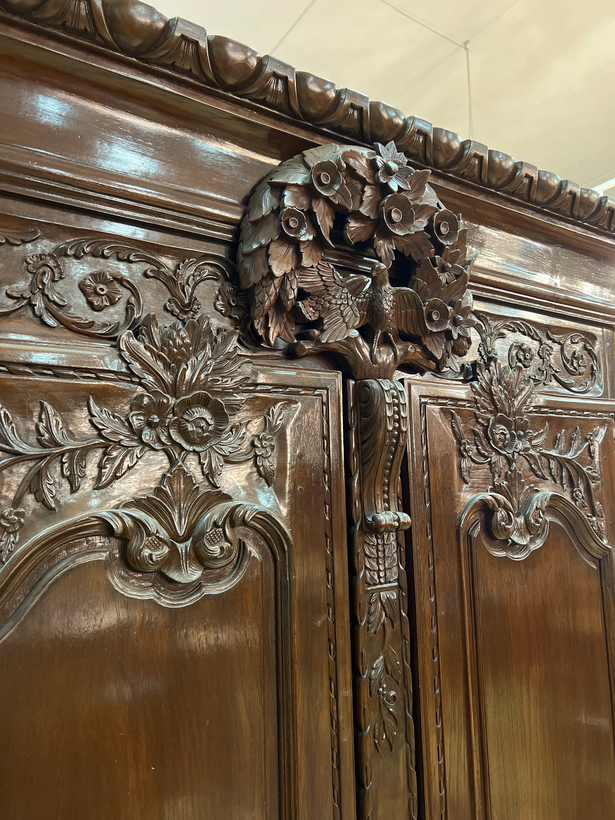 Mahonkinen vaatekaappi