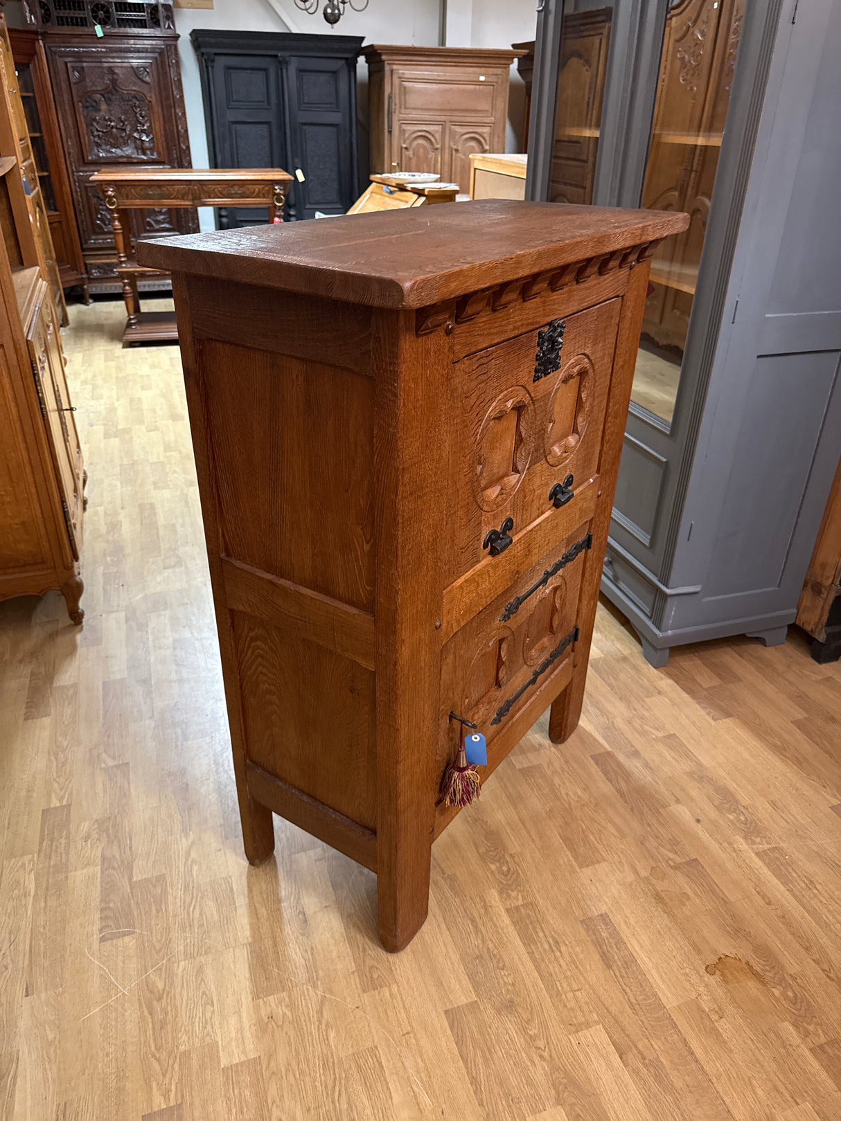 Sveitsiläinen baarikaappi L.94.5cm, S.44cm, K.125cm