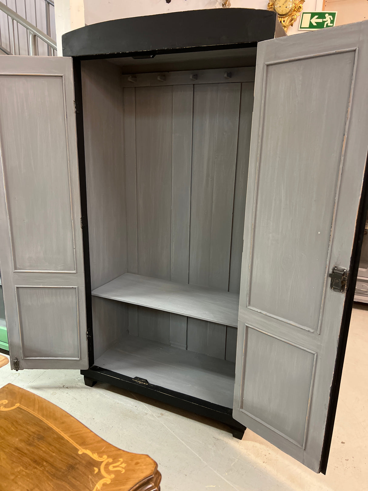 Pieni vaatekaappi L. 94cm, S. 47cm ja K. 181,5cm