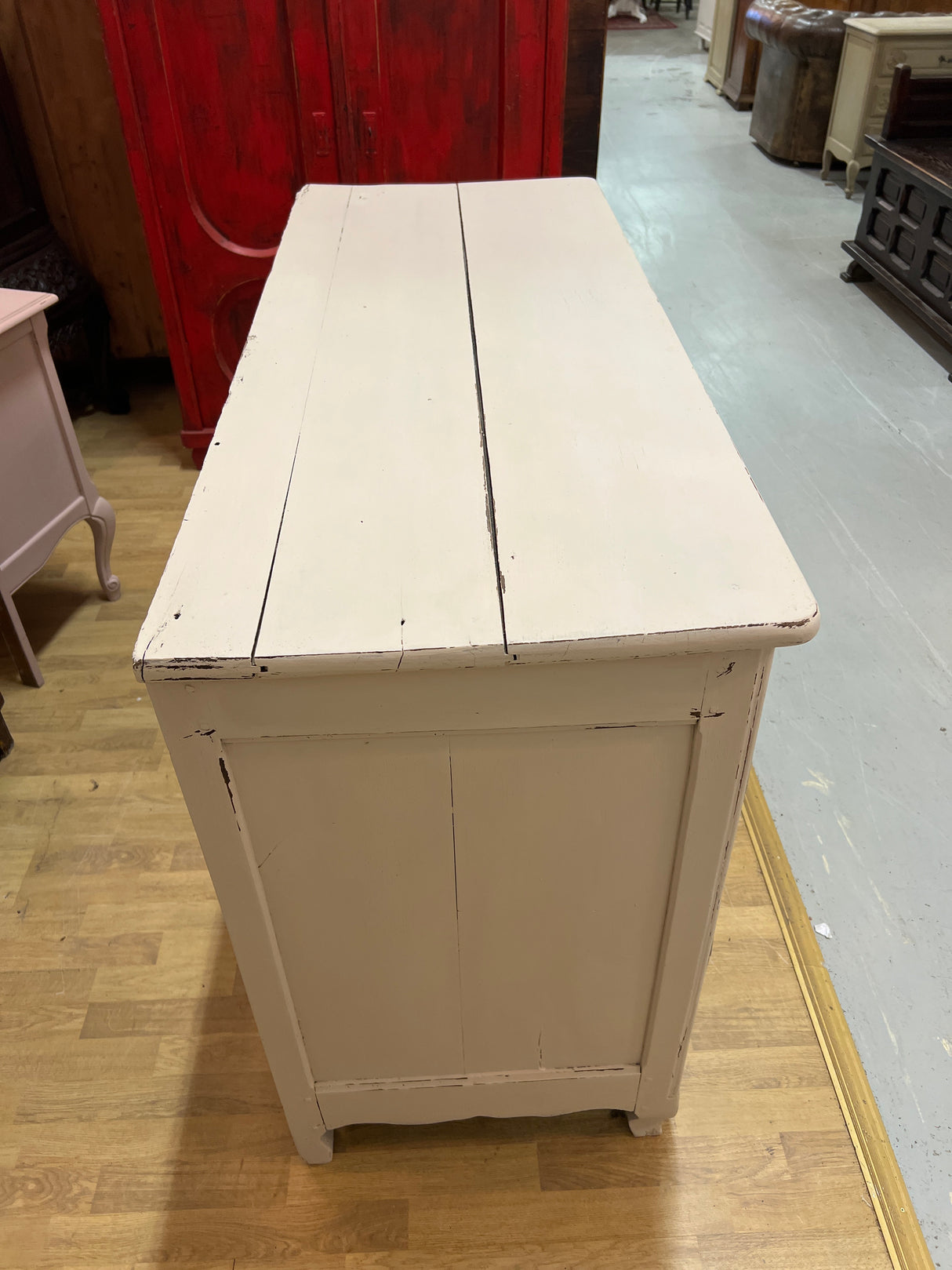 Tammisenkki L. 134cm, S. 54,5cm ja K. 98,5cm.