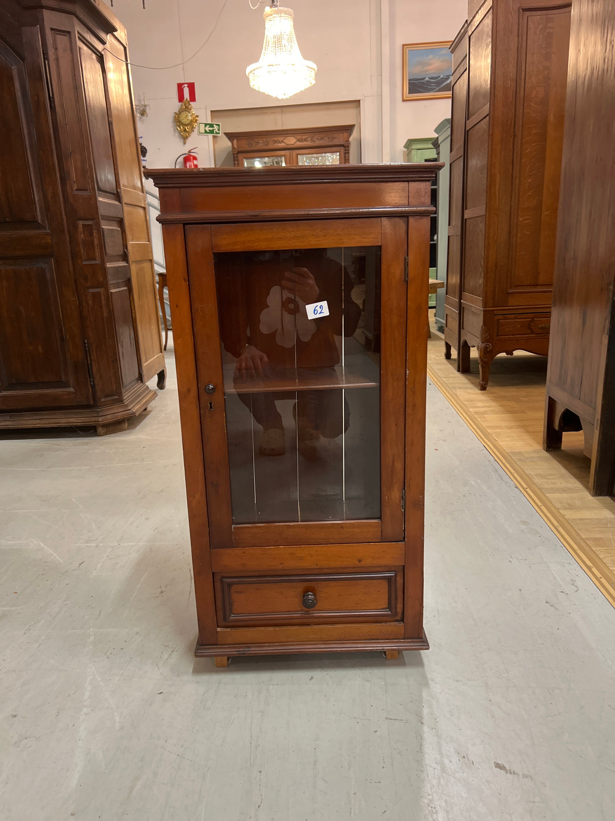 Minivitriini😍 L. 49,5cm, S. 26cm ja K. 97cm.