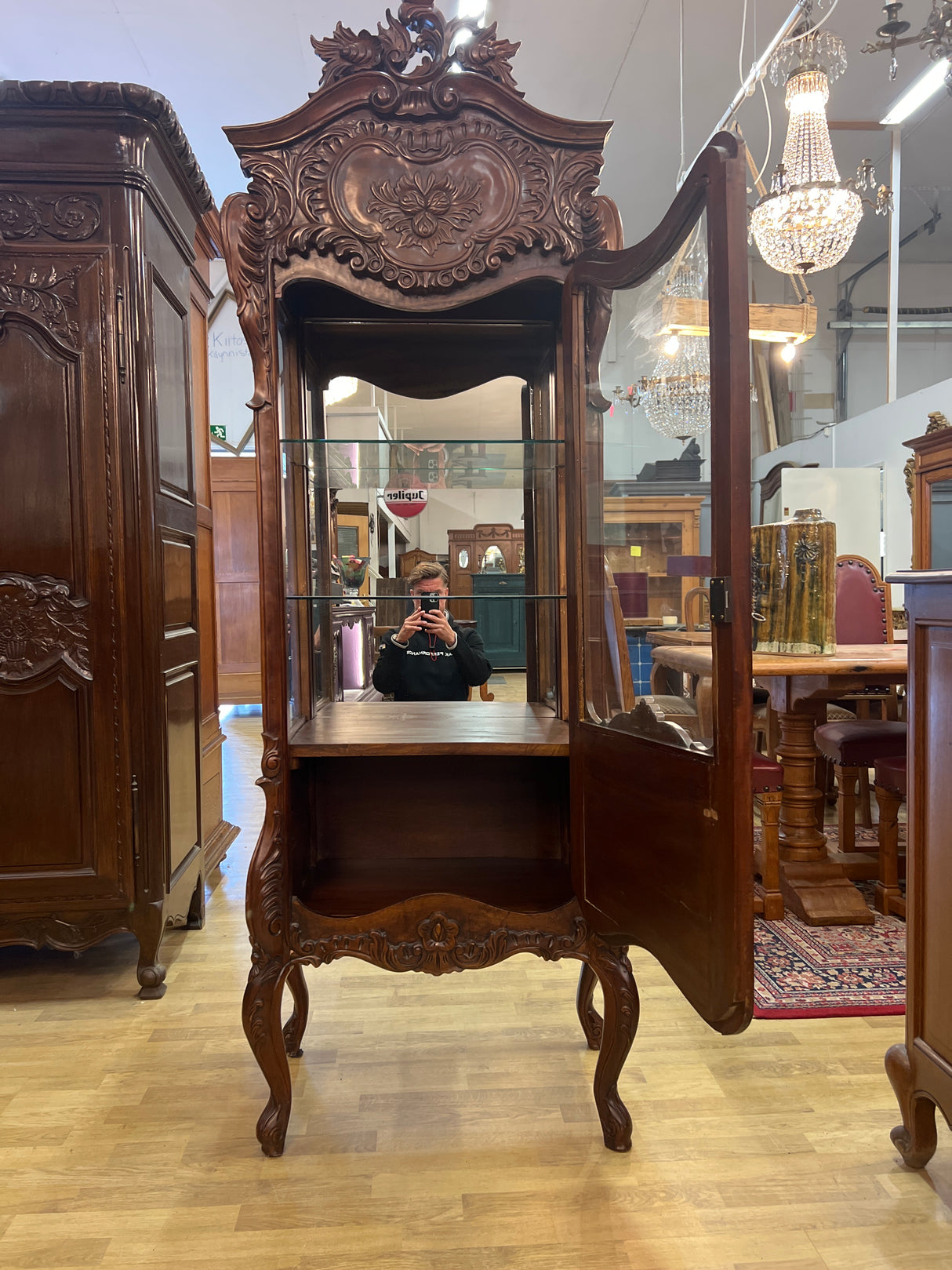 Single-door mahogany display cabinet, W. 67cm, D. 43cm, H. 198.5cm