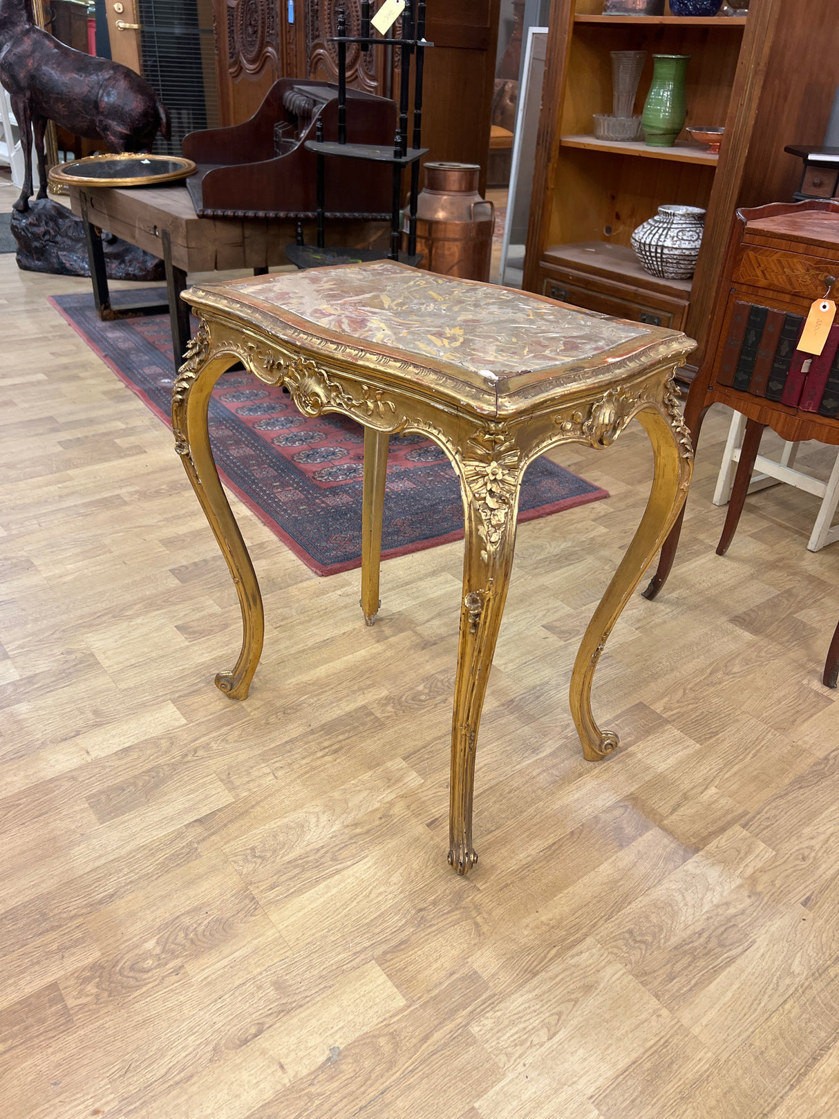 Upea puupöytä marmori kannella😍 L. 57cm, S. 40cm ja K. 66,5cm