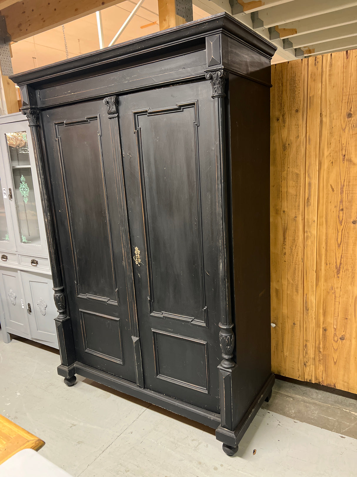 Upea musta vaatekaappi L. 131cm, S. 58cm ja K. 192,5cm