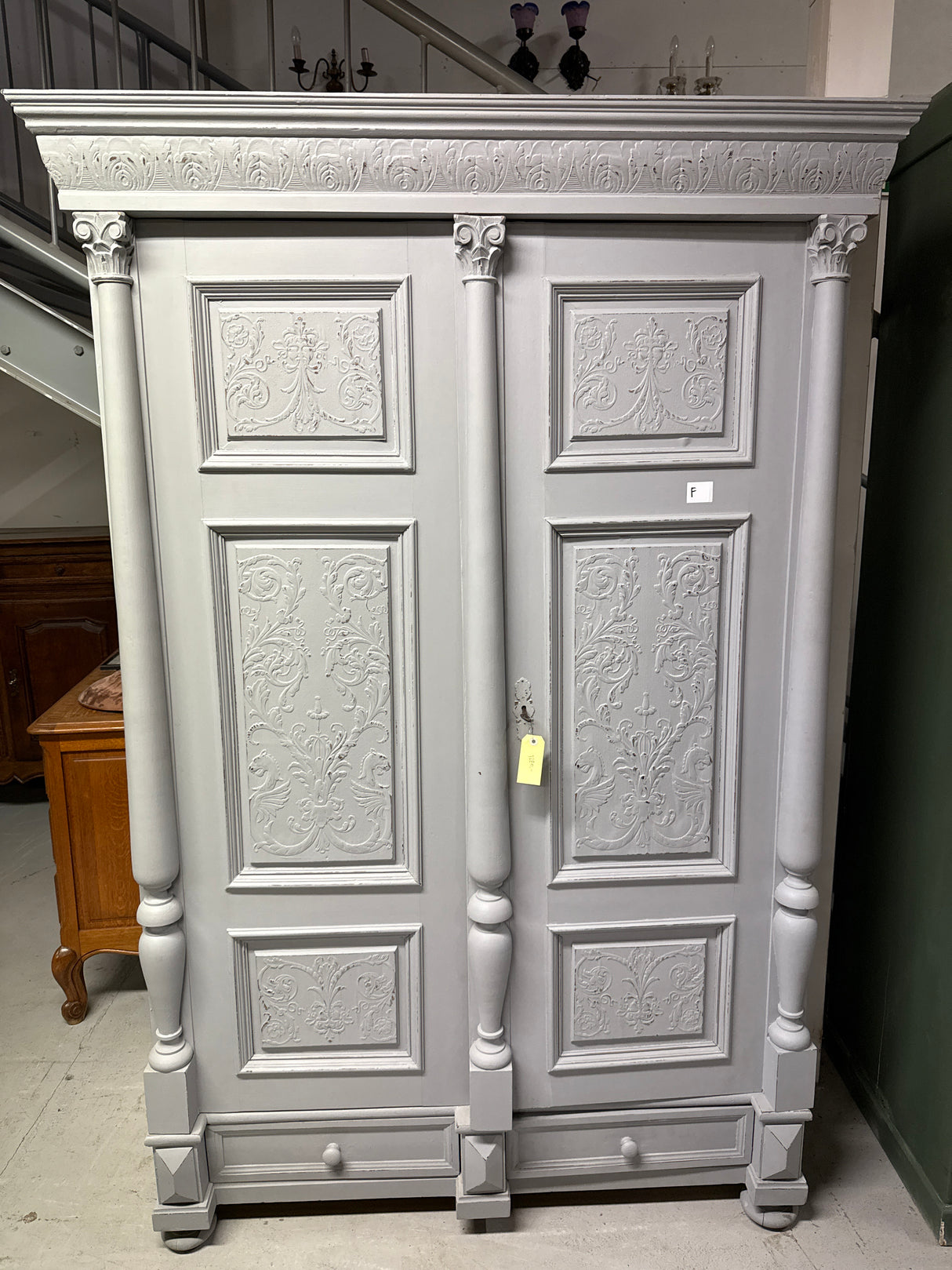 Upea helmenharmaa antiikkikaappi