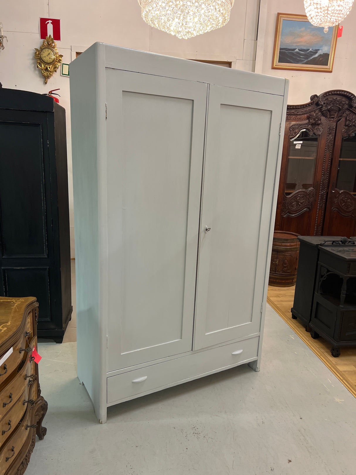 Helmenharmaa vaatekaappi L. 115cm, S. 48,5cm ja K. 190,5cm