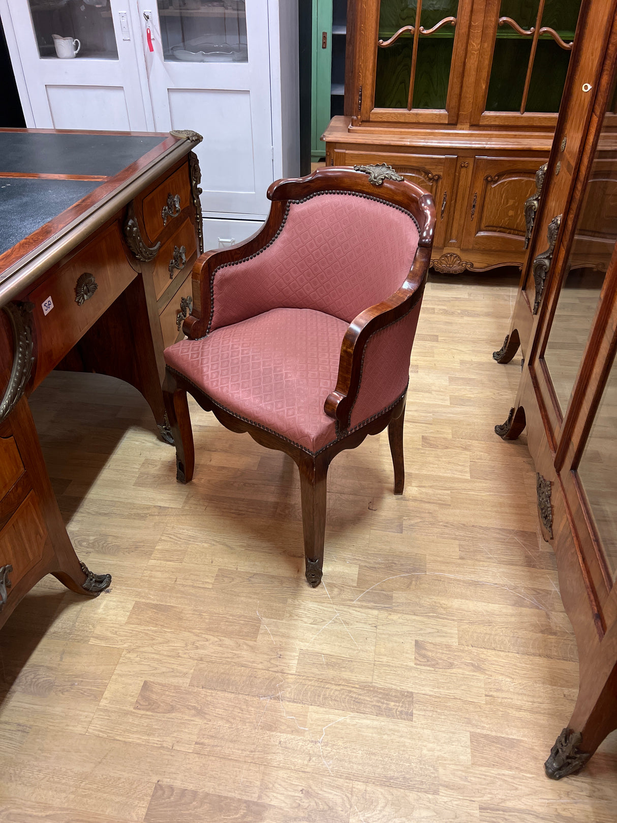 Upea ranskalainen toimiston kokonaisuus. Kirjoituspöytä, johtajan tuoli, asiakas tuoli x2 ja kirjakaappi😍