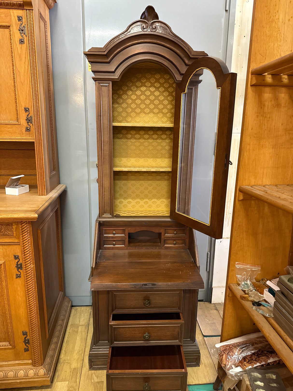 Italialainen klaffi-vitriini L.63cm, S.41cm, K.195cm