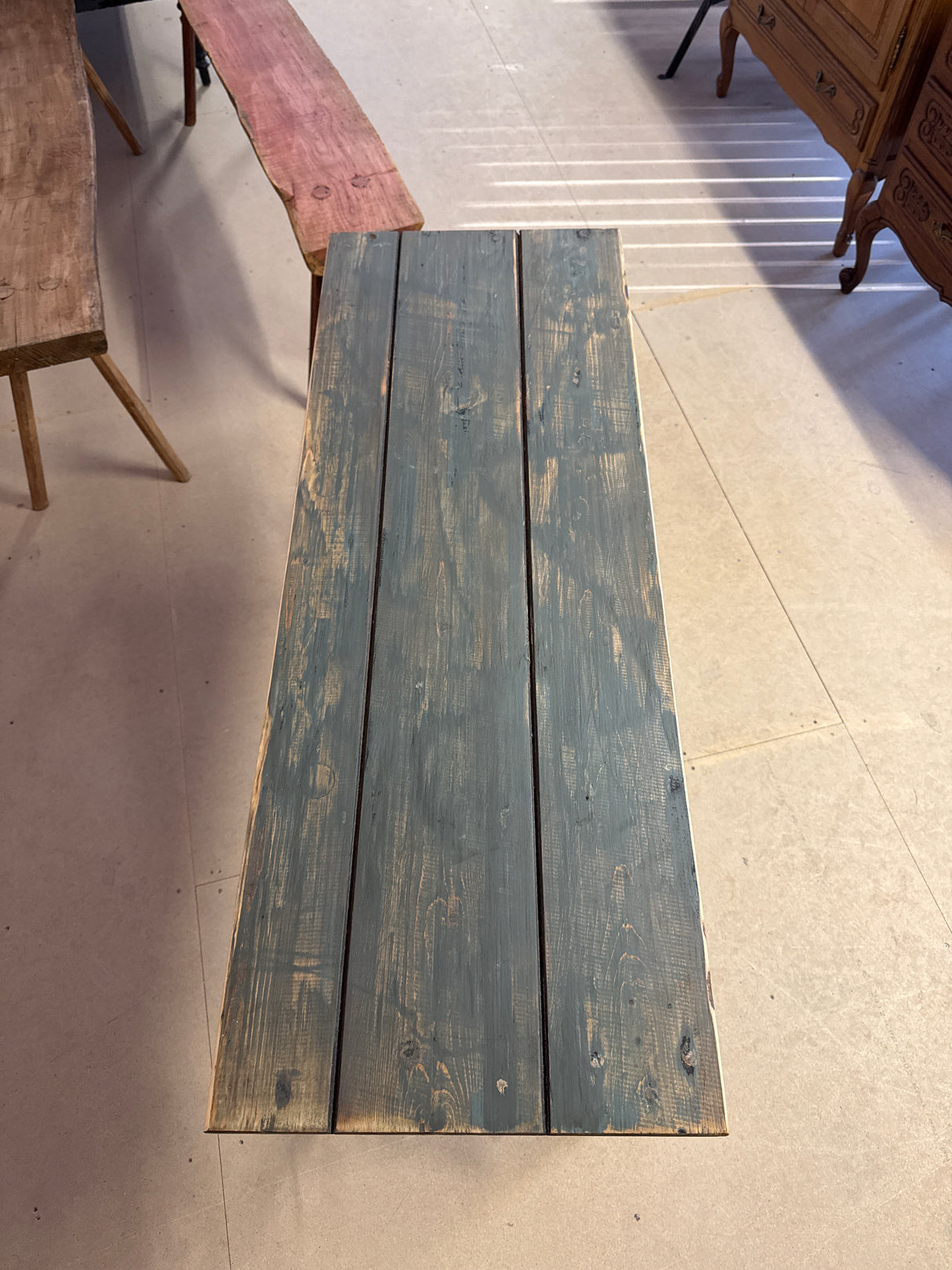 Upea metallijalkainen sivupöytä/ pöytä P.112cm L.41cm, K.74cm